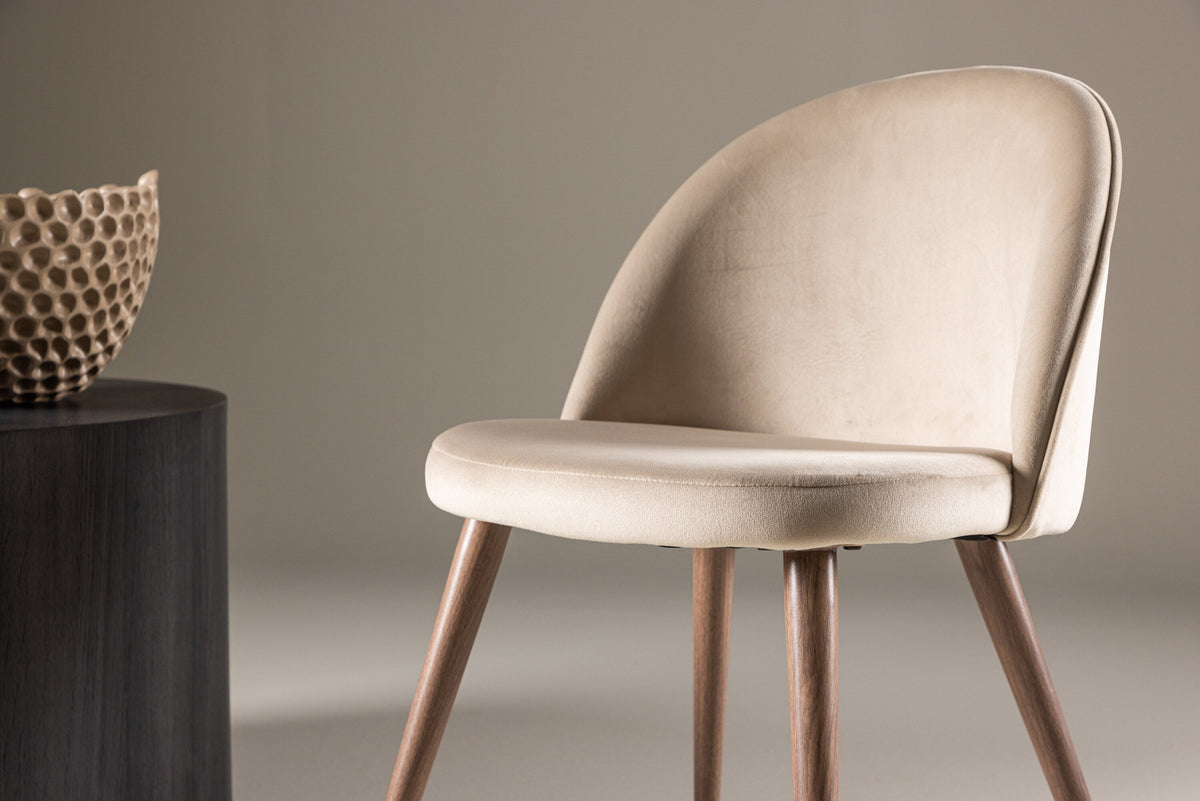 Velvet Esszimmerstuhl in Beige präsentiert im Onlineshop von KAQTU Design AG. Schalenstuhl ist von Venture Home