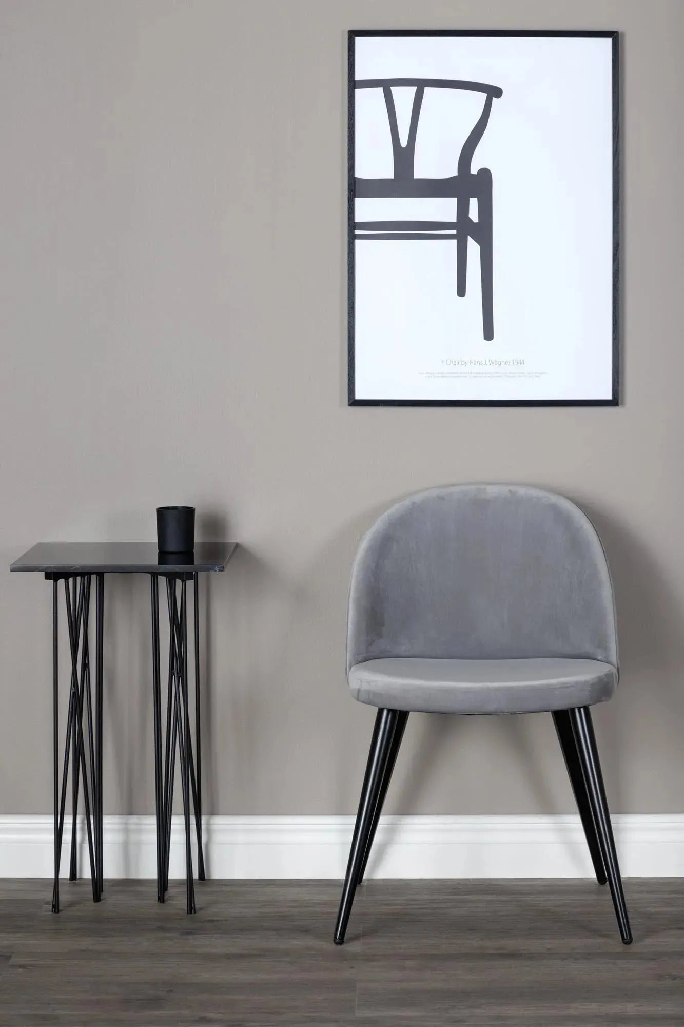 Eleganter Velvet Stuhl von Venture Home für moderne Wohnräume.