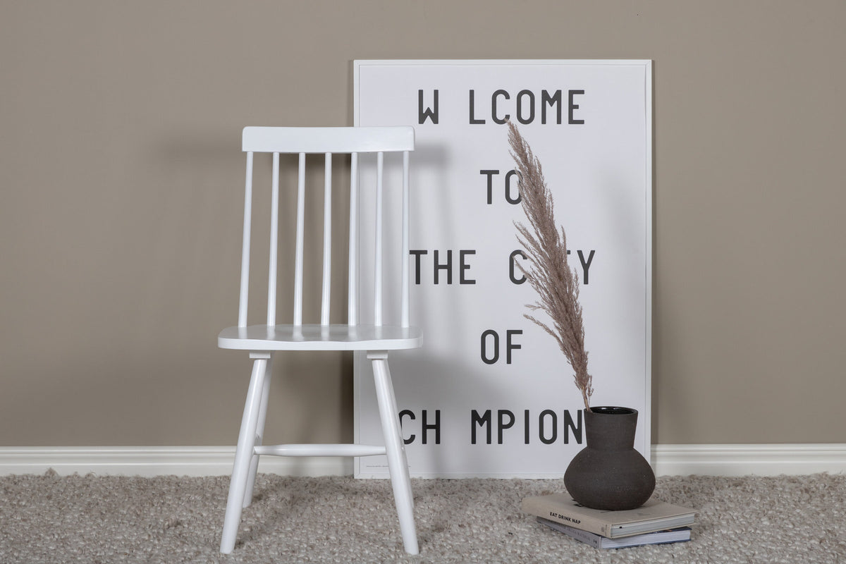 Lönneberga Stuhl in Weiss präsentiert im Onlineshop von KAQTU Design AG. Stuhl ist von Venture Home