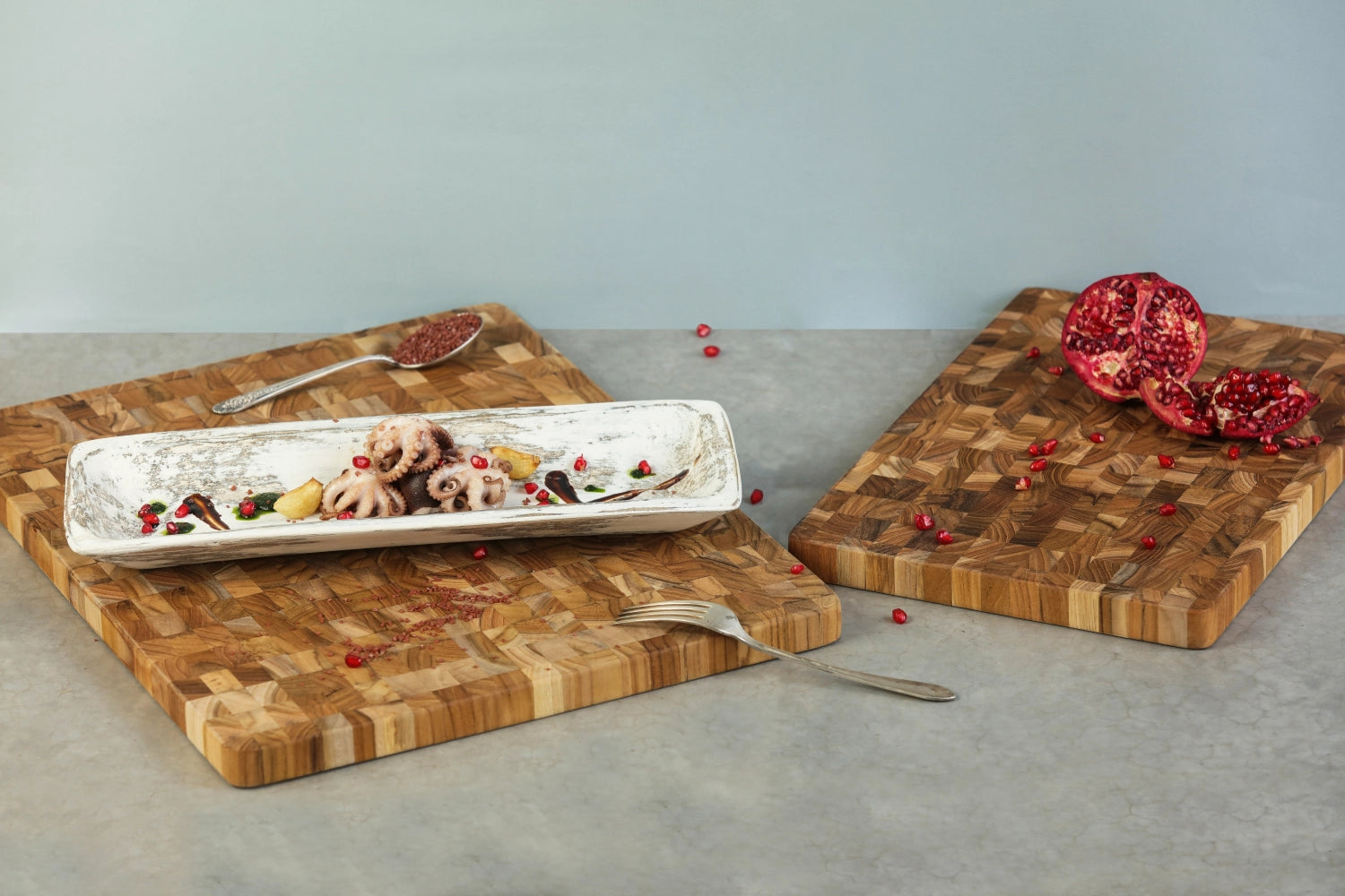 Entdecken Sie das Teak Servierbrett "Scandi" von Teak Haus – ein stilvolles, robustes Brett aus hochwertigem Teakholz, perfekt für jede Gelegenheit.