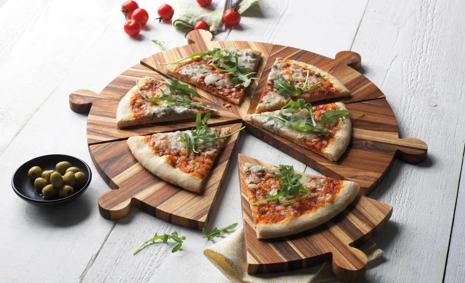 Elegantes Teakbrett, perfekt für Antipasti und stilvolles Servieren.