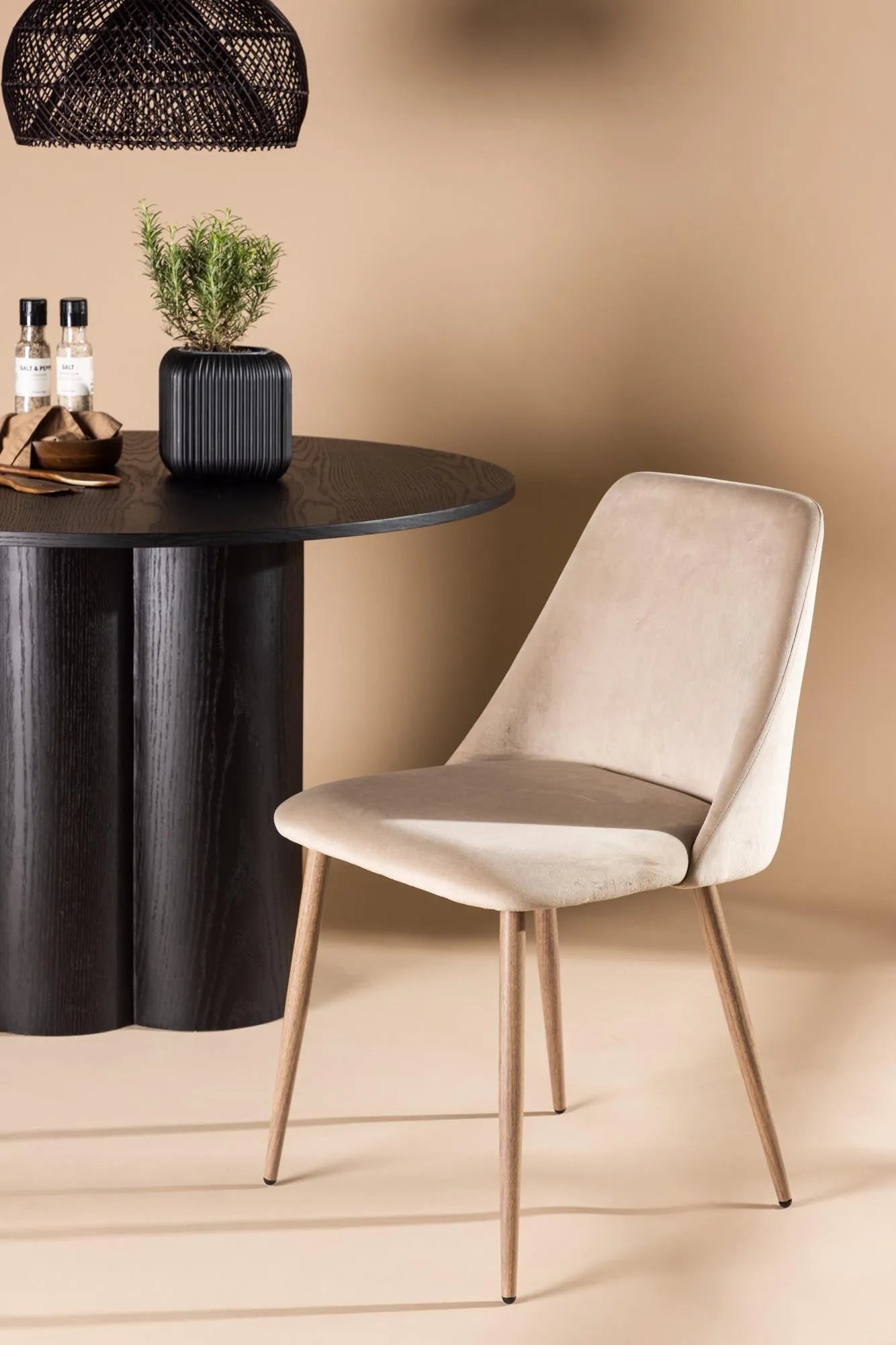 Stilvoller Night Stuhl von Venture Home für modernes Wohnen.
