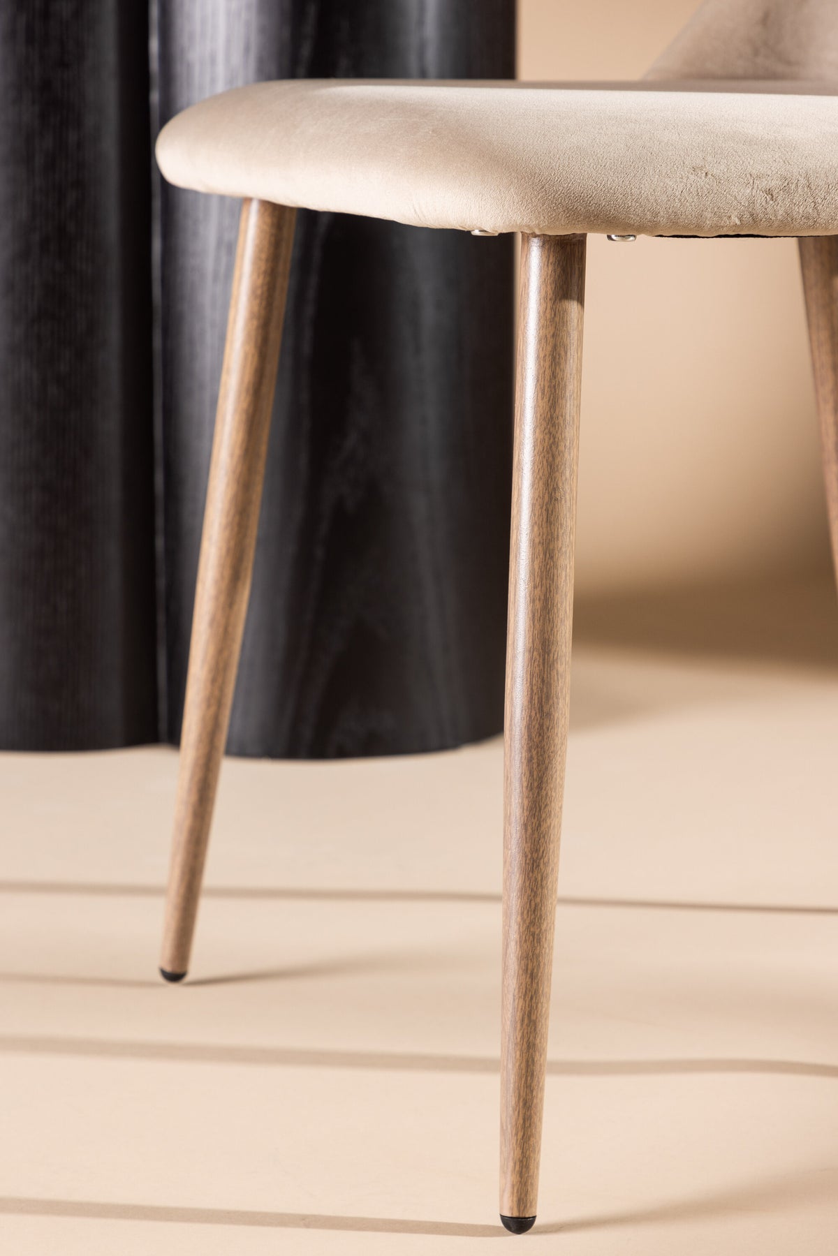 Night Stuhl in Braun präsentiert im Onlineshop von KAQTU Design AG. Stuhl ist von Venture Home