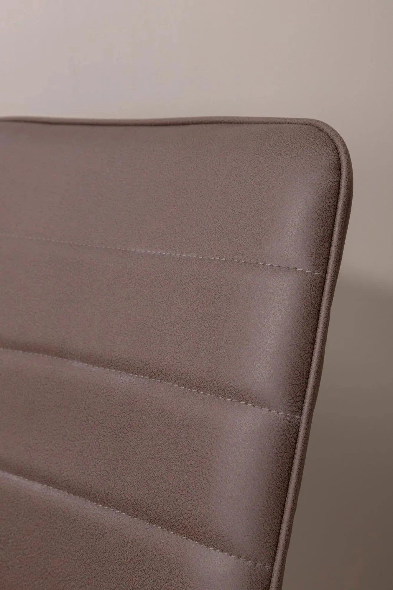 Windu Stuhl: Modernes Design trifft auf bequeme Sitzqualität.