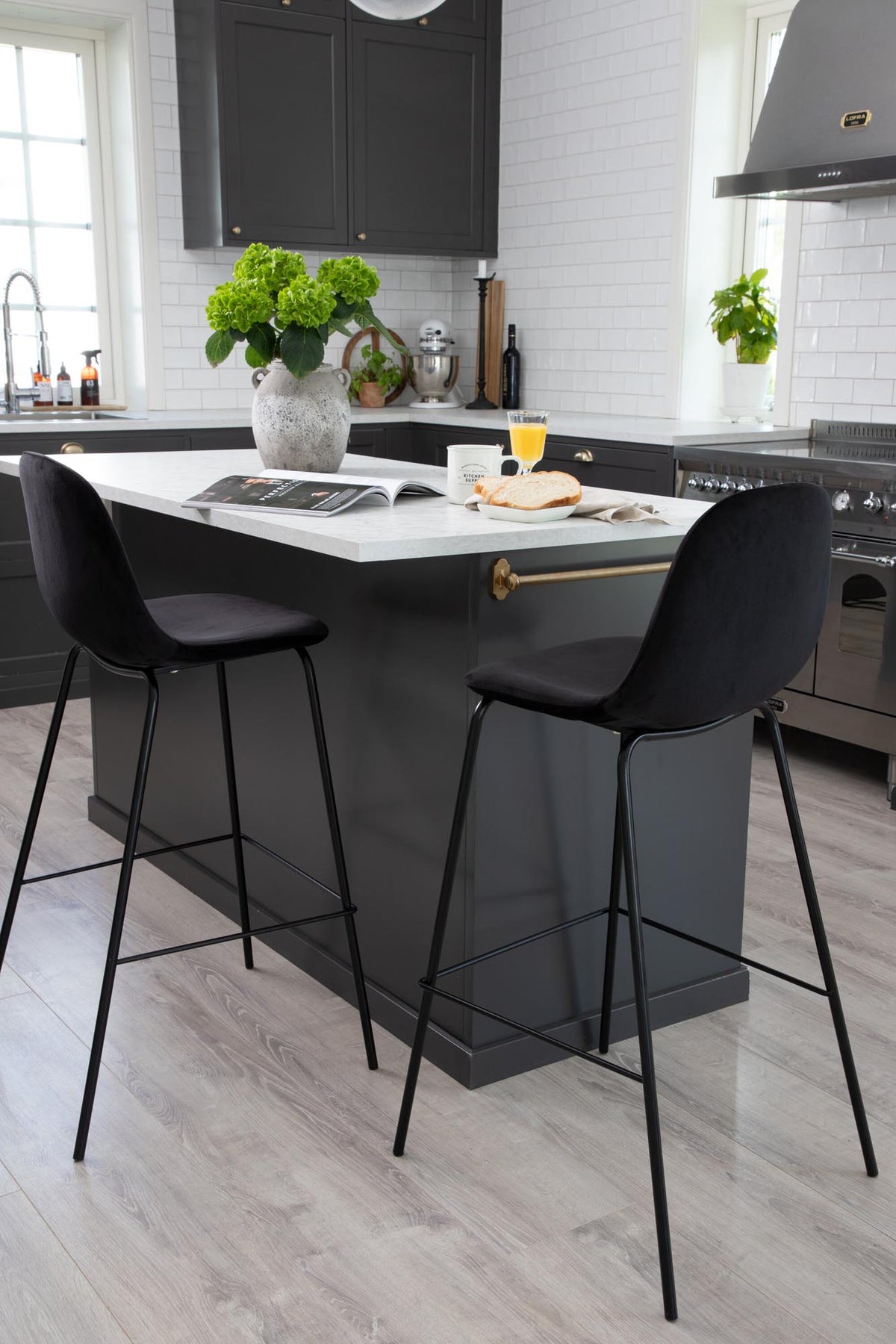 Polar Barstuhl in Schwarz präsentiert im Onlineshop von KAQTU Design AG. Barstuhl ist von Venture Home