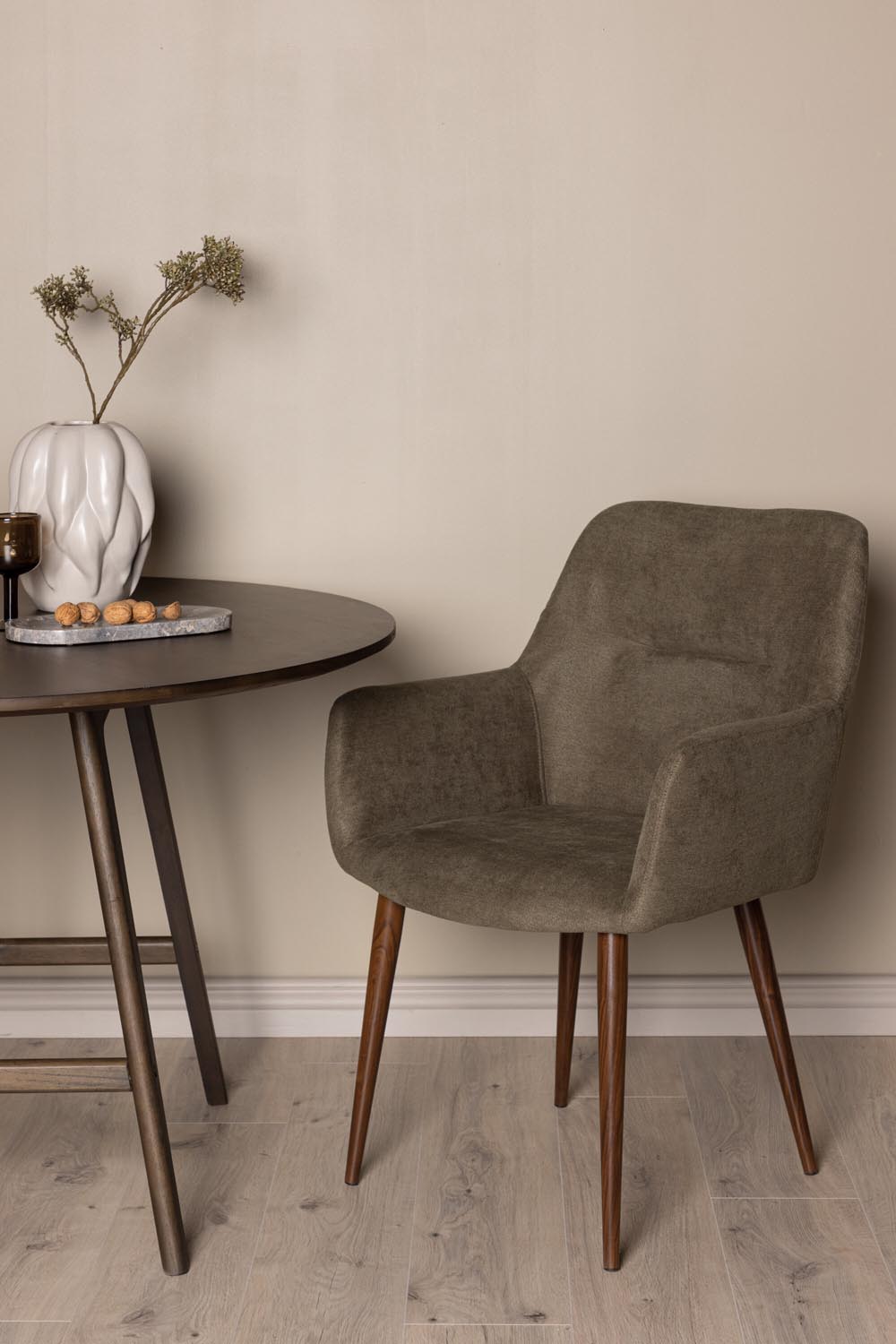 Tomorrow Stuhl in Braun präsentiert im Onlineshop von KAQTU Design AG. Stuhl mit Armlehne ist von Venture Home