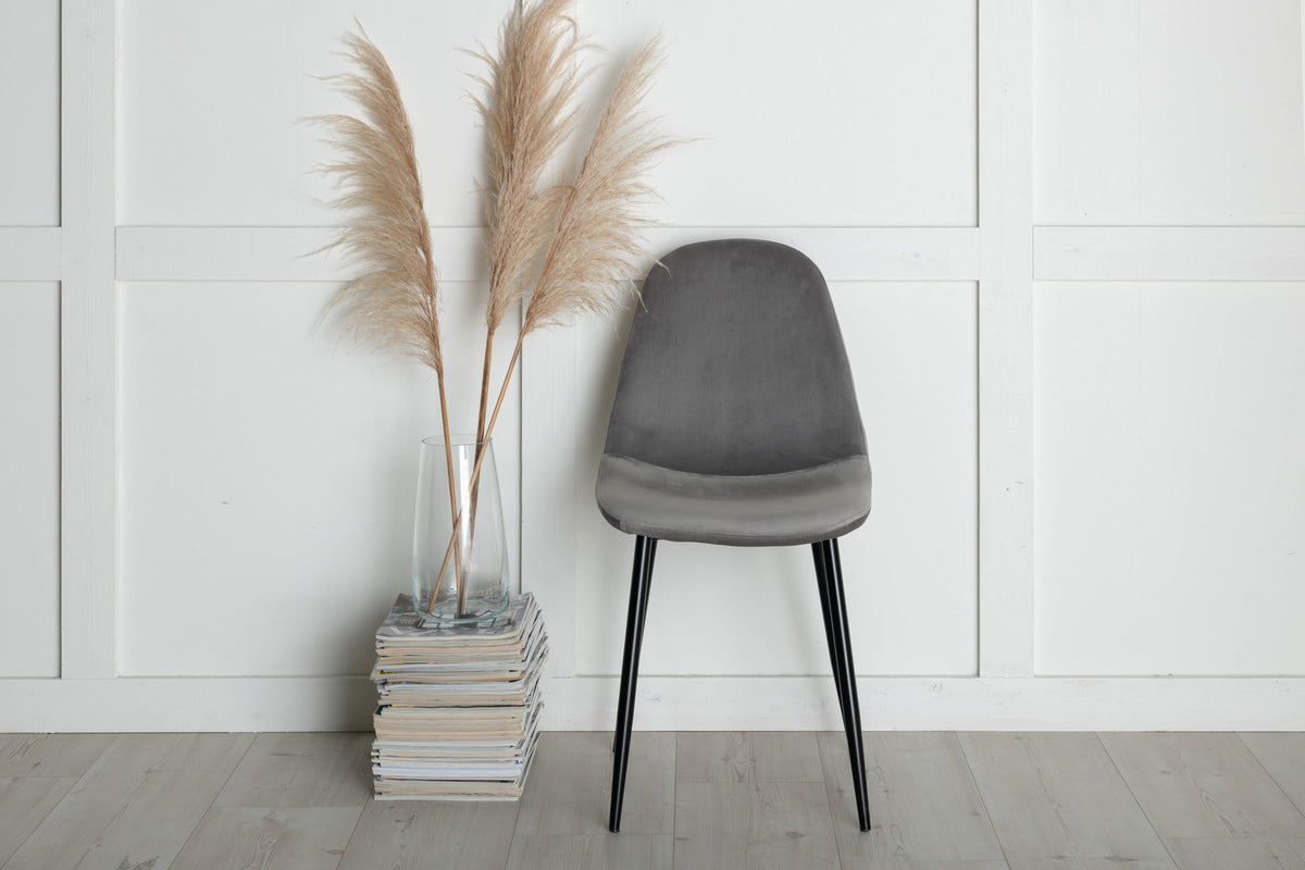 Polar Stuhl in Grau/Schwarz präsentiert im Onlineshop von KAQTU Design AG. Stuhl ist von Venture Home
