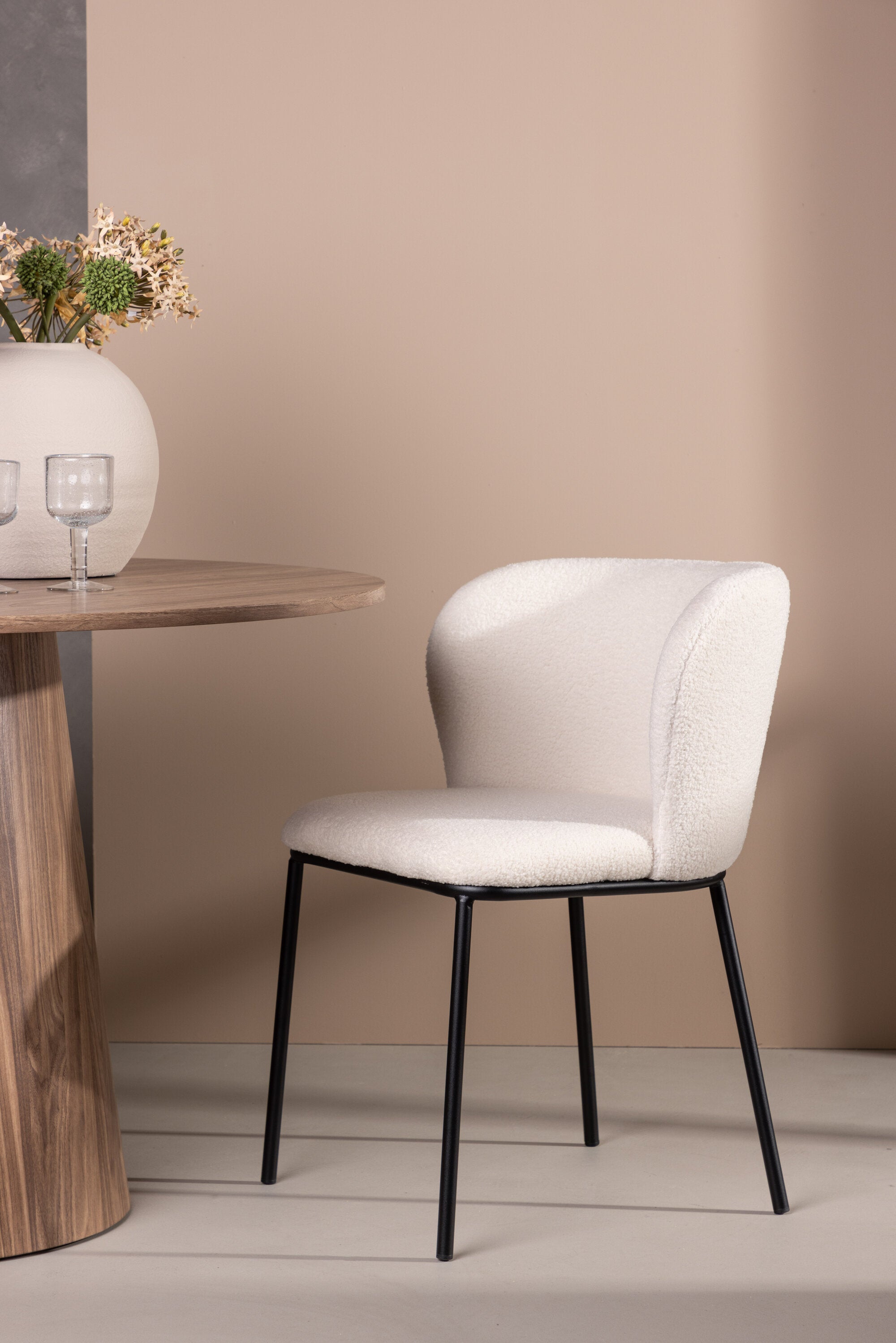 Edina Stuhl in Weiss präsentiert im Onlineshop von KAQTU Design AG. Schalenstuhl ist von Venture Home