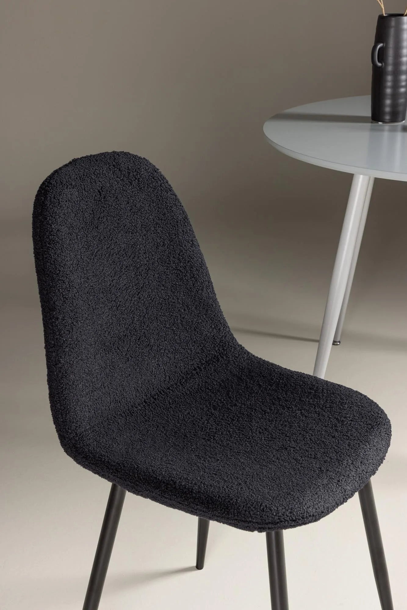 Polar Esszimmerstuhl: Minimalistisches Design trifft auf Komfort.