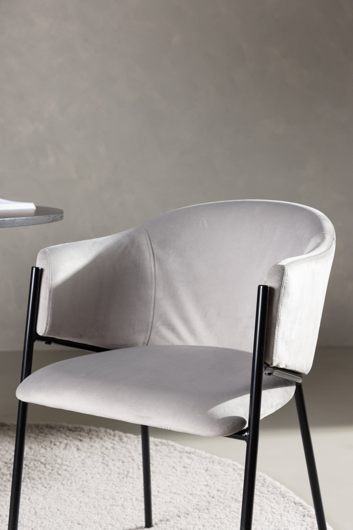Evelina Esszimmerstuhl in Grau präsentiert im Onlineshop von KAQTU Design AG. Schalenstuhl mit Armlehne ist von Venture Home