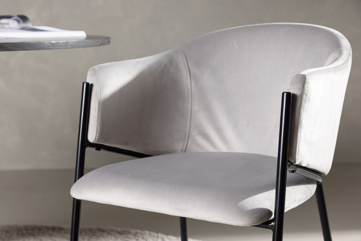 Evelina Esszimmerstuhl in Grau präsentiert im Onlineshop von KAQTU Design AG. Schalenstuhl mit Armlehne ist von Venture Home