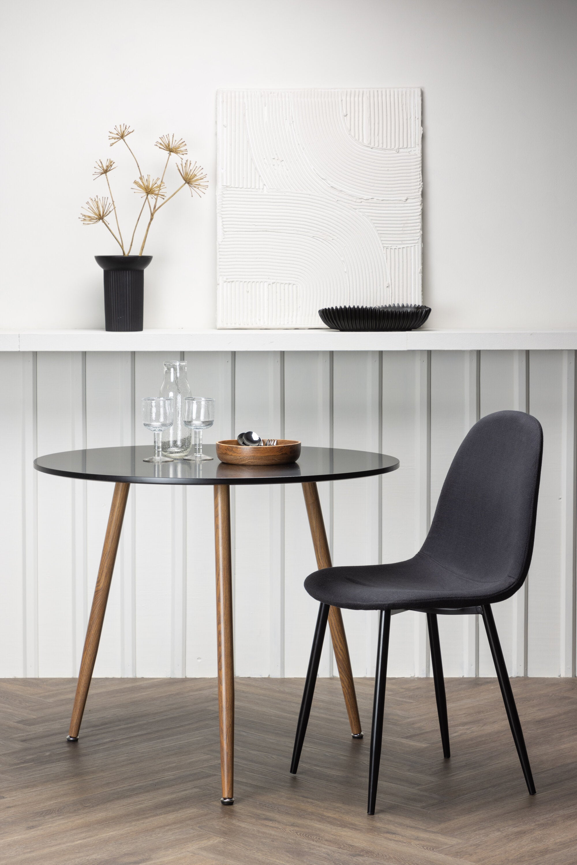 Polar Esstisch rund in Schwarz präsentiert im Onlineshop von KAQTU Design AG. Esstisch ist von Venture Home