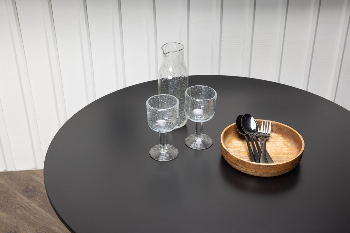 Polar Esstisch rund in Schwarz präsentiert im Onlineshop von KAQTU Design AG. Esstisch ist von Venture Home