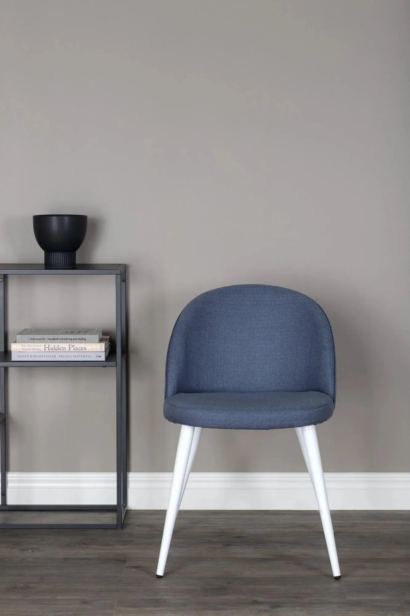 Komfortabler Velvet Stuhl von Venture Home für zeitlose Eleganz.