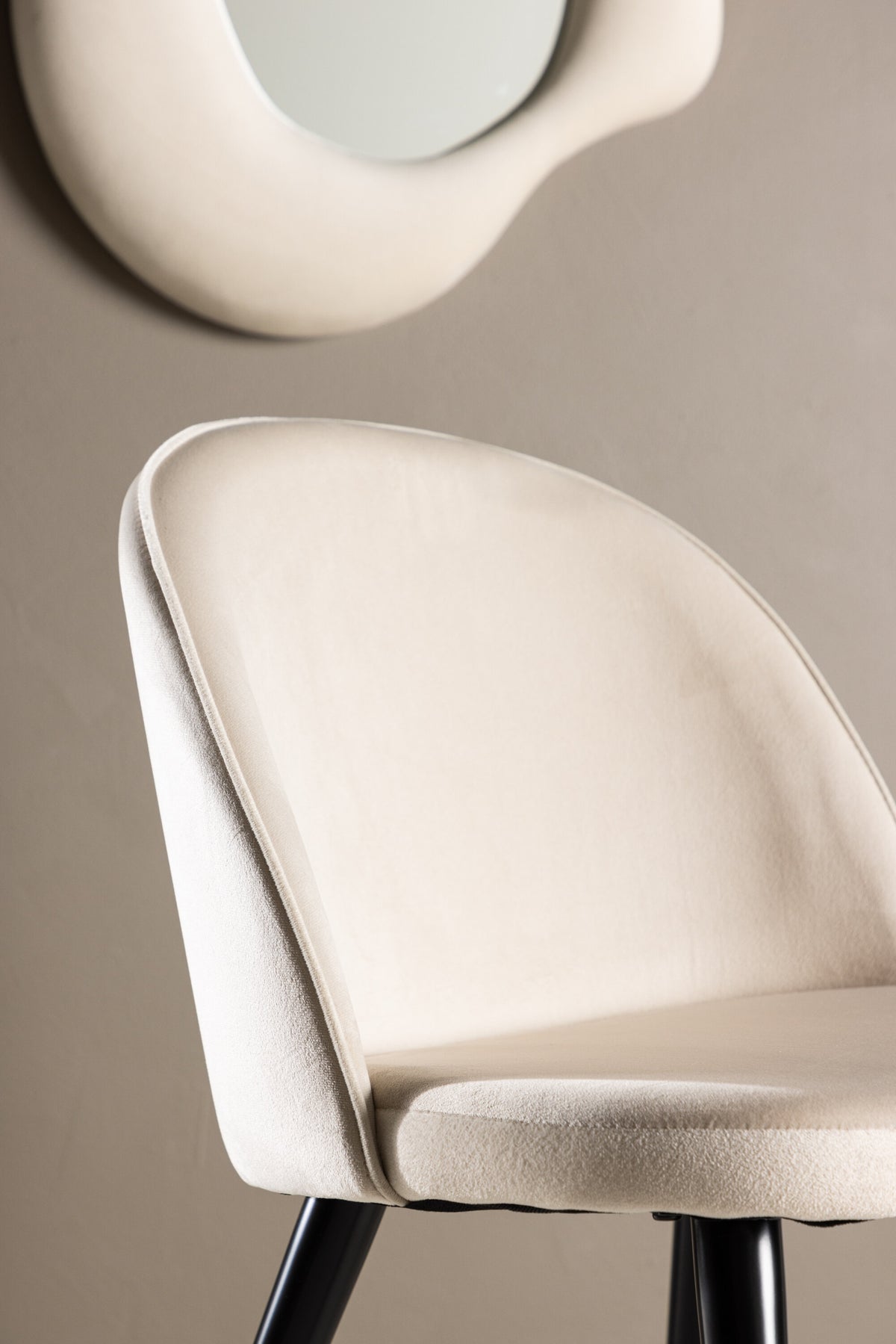 Velvet Matstol Stuhl in Beige / Schwarz präsentiert im Onlineshop von KAQTU Design AG. Schalenstuhl ist von Venture Home