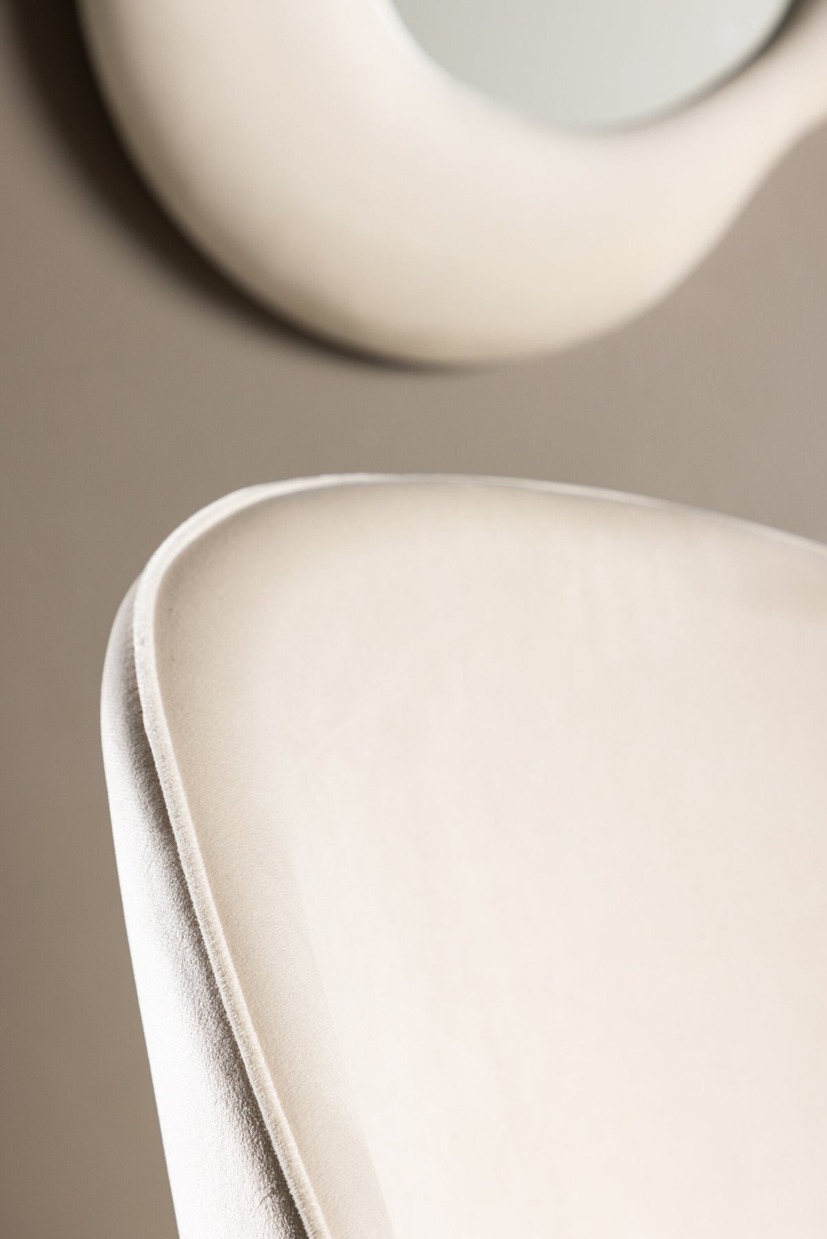 Velvet Matstol Stuhl in Beige / Schwarz präsentiert im Onlineshop von KAQTU Design AG. Schalenstuhl ist von Venture Home