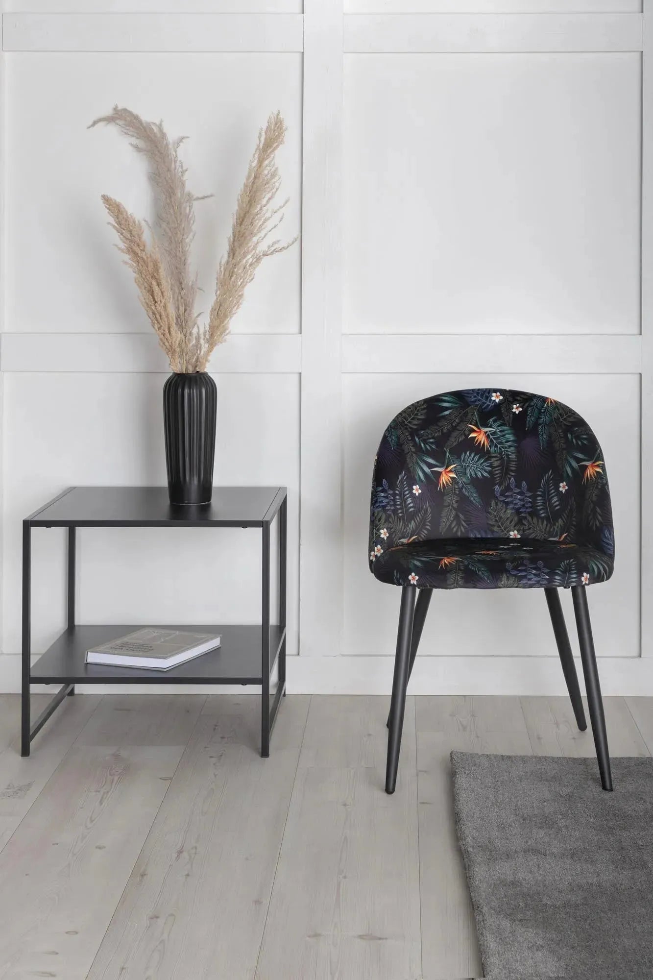 Luxuriöser Velvet Stuhl von Venture Home für stilvolle Interieurs.
