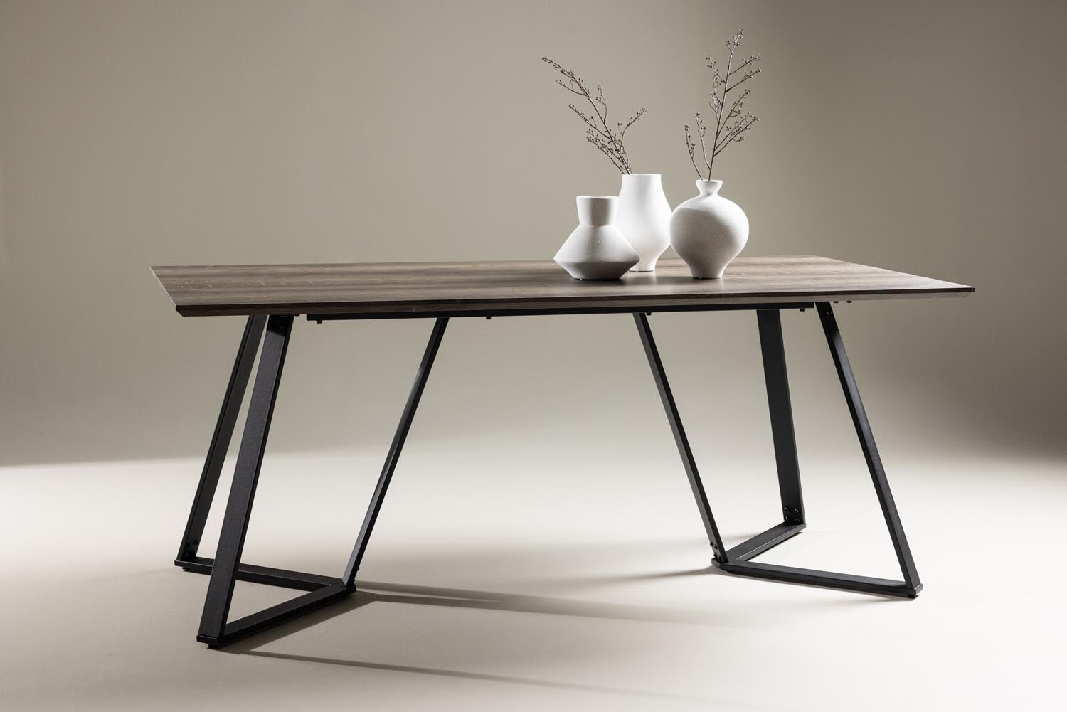 Moderner Marina Tisch von Venture Home: Stilvoller Esstisch aus robustem MDF mit eleganten Metallbeinen für Ihr Zuhause.