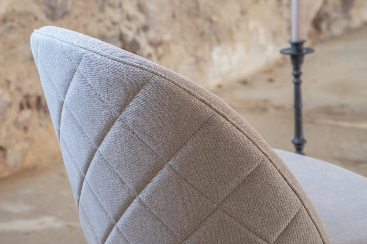 Velvet Stitches Stuhl in Beige präsentiert im Onlineshop von KAQTU Design AG. Stuhl ist von Venture Home