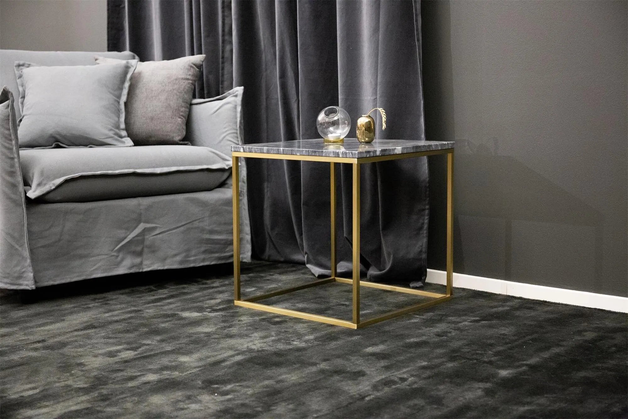 Moderner Estelle Beistelltisch von Venture Home aus edlem Marmor.