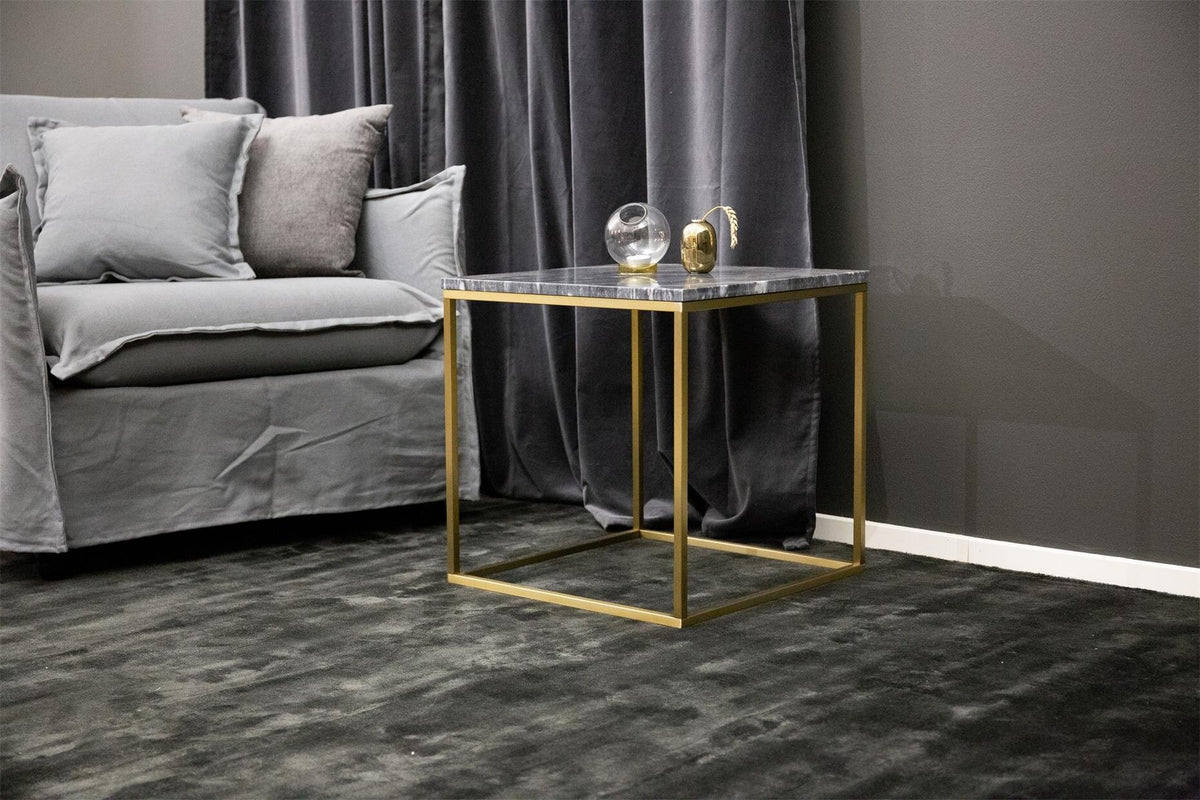 Estelle Beistelltisch von Venture Home mit runder Tischplatte aus grauem Marmor und goldenen, gebürsteten Stahlbeinen.