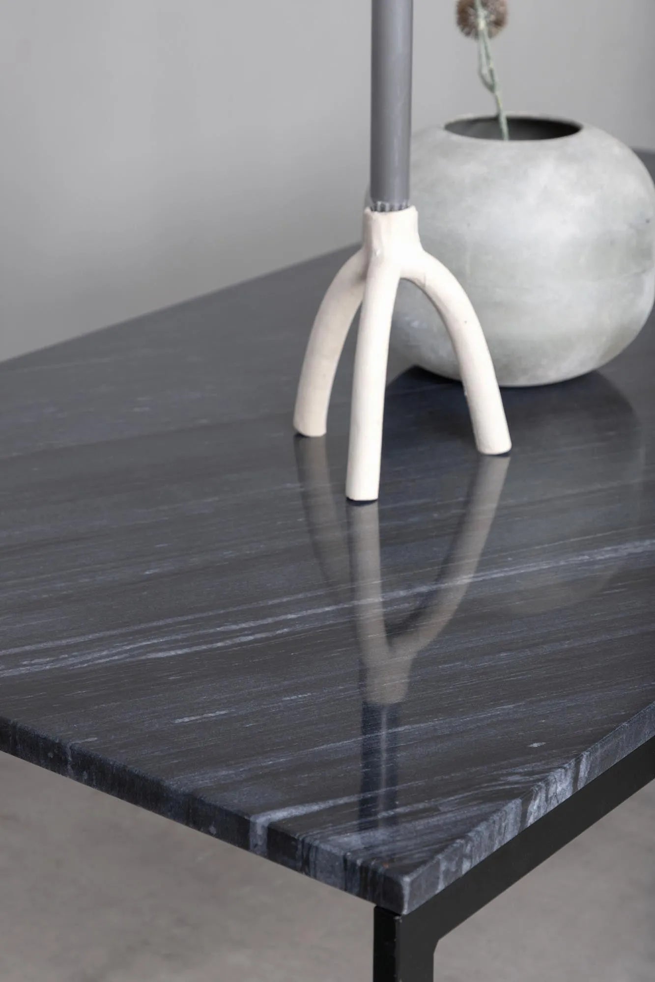 Eleganter Estelle Tisch von Venture Home mit Marmor-Optik.
