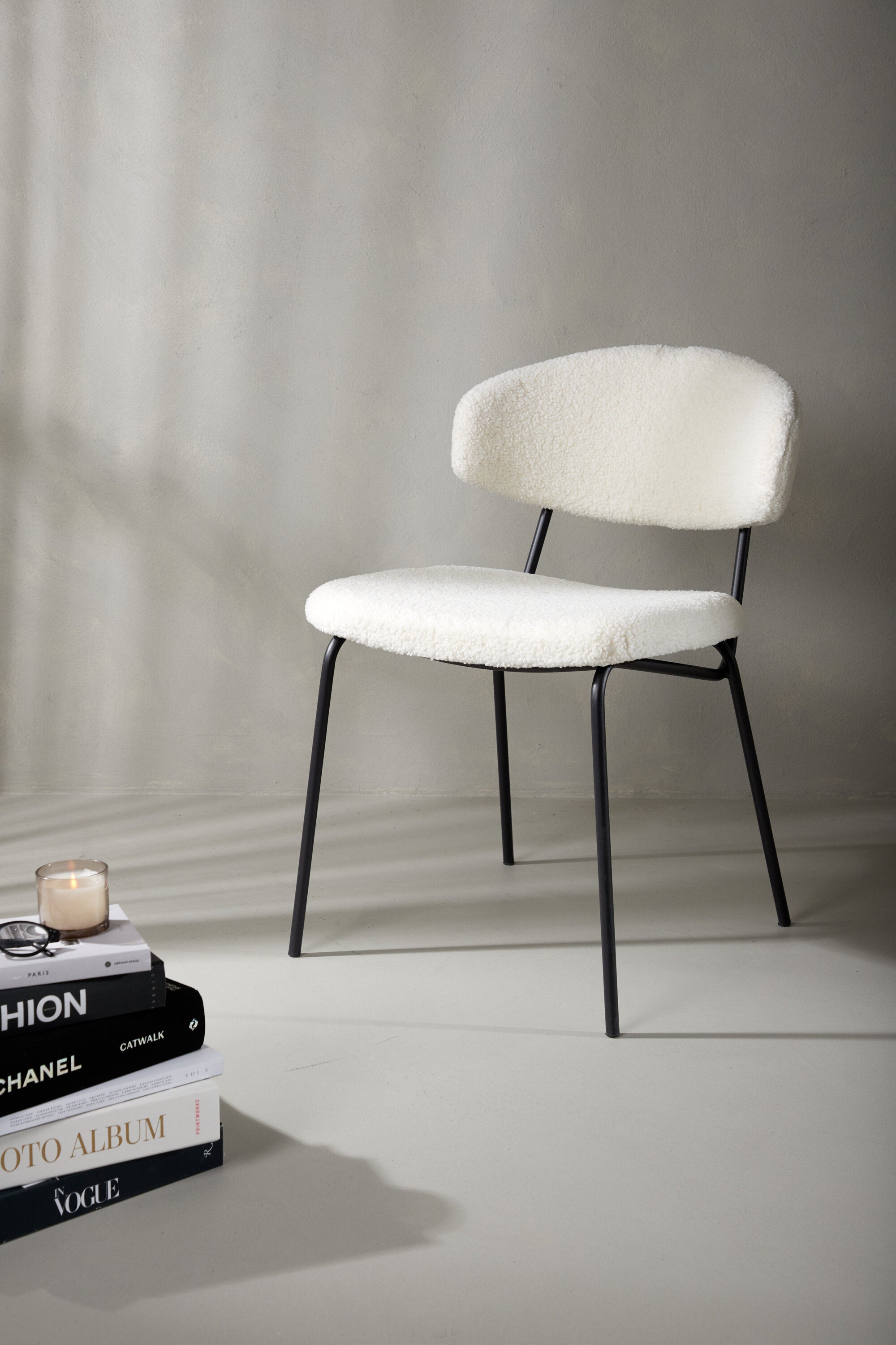 Chico Stuhl in Weiss präsentiert im Onlineshop von KAQTU Design AG. Stuhl ist von Venture Home