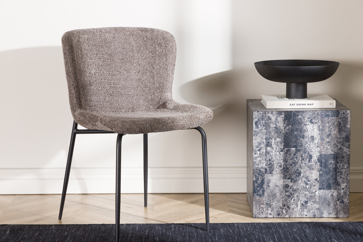 Modesto Stuhl in Braun präsentiert im Onlineshop von KAQTU Design AG. Stuhl ist von Venture Home
