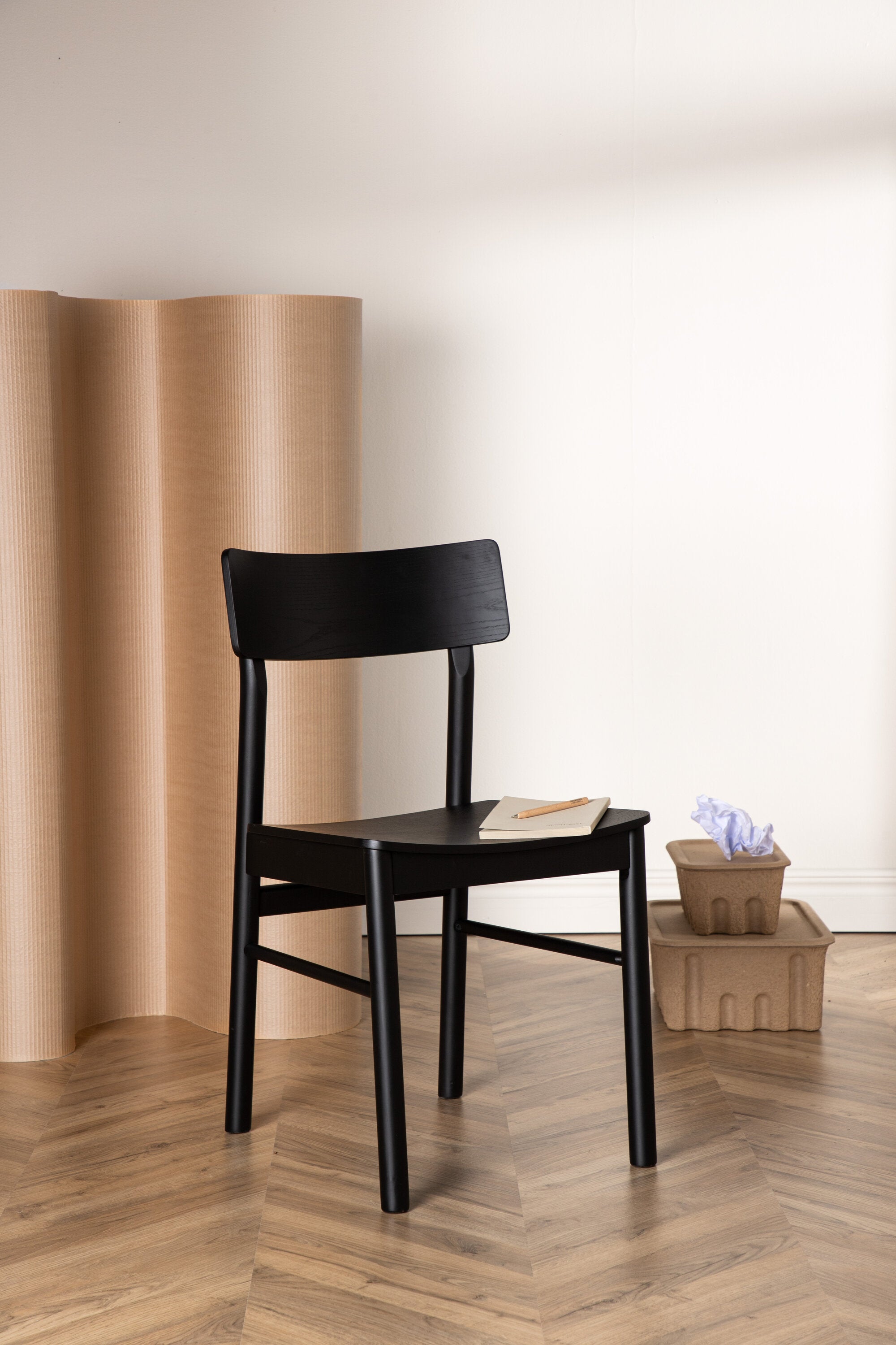 Montros Esszimmerstuhl in Schwarz präsentiert im Onlineshop von KAQTU Design AG. Stuhl ist von Venture Home