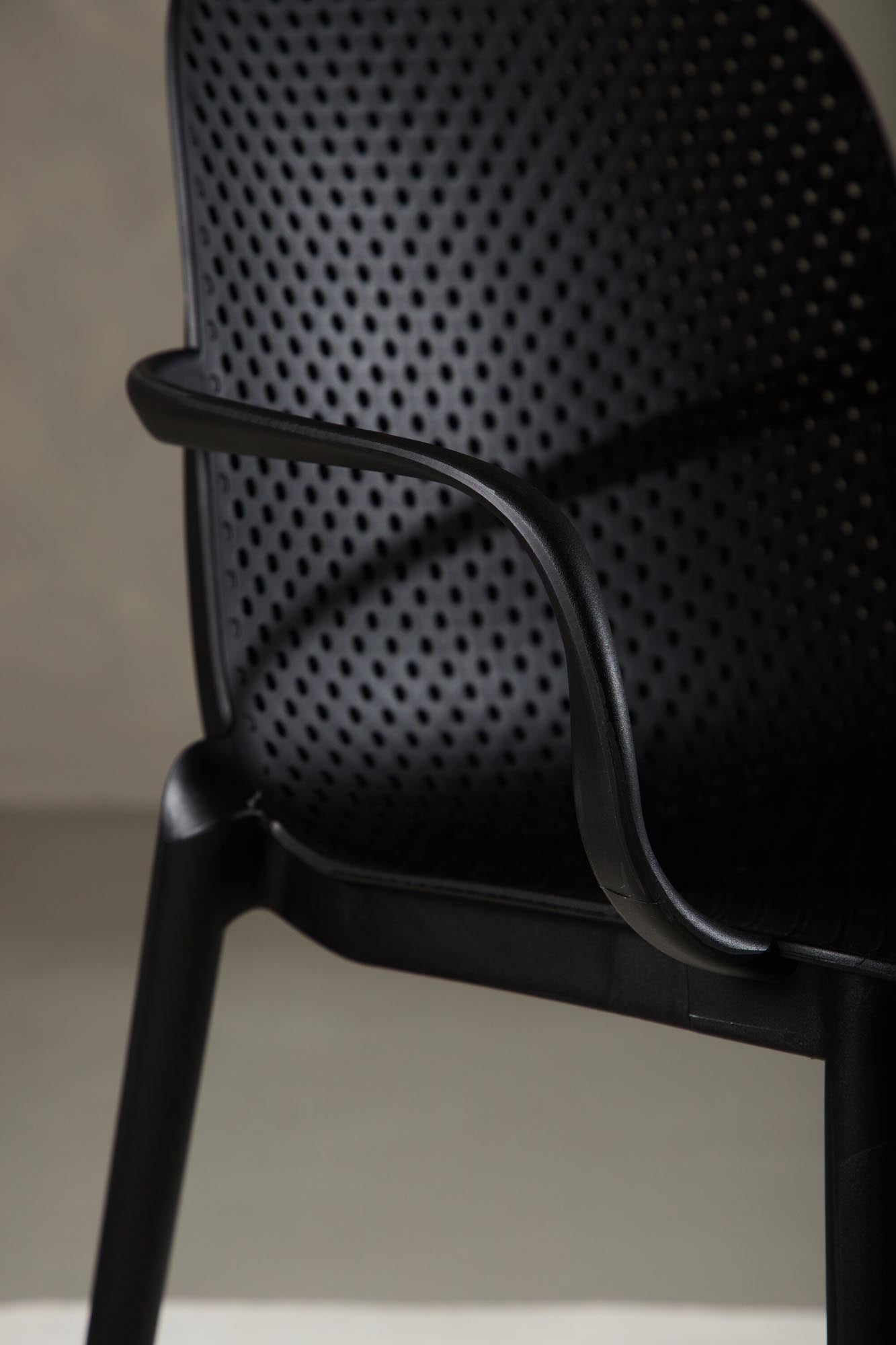 Baltimore Stuhl von Venture Home: Moderner Esszimmerstuhl mit Armlehnen, langlebig und pflegeleicht, inspiriert von nordischem Design.