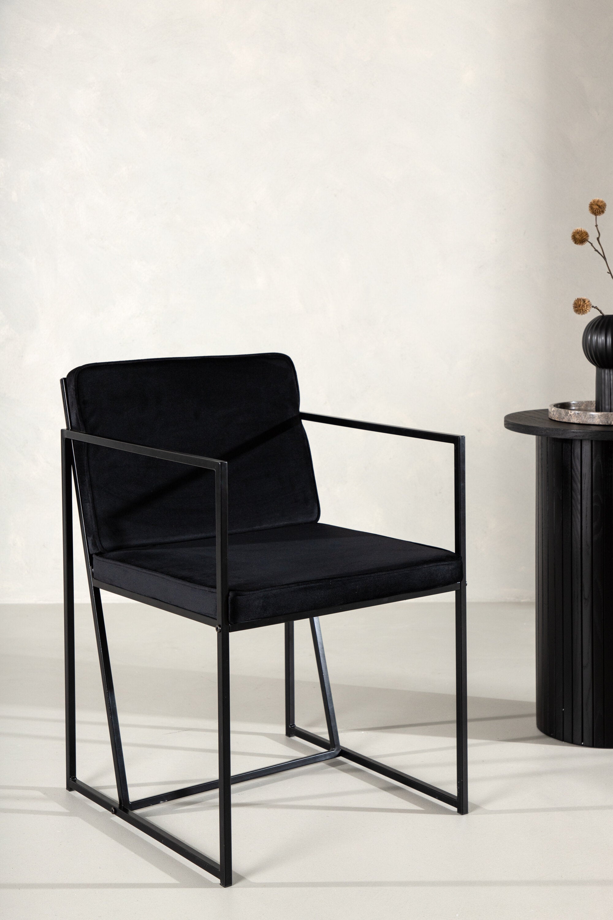Richmond Stuhl in Schwarz präsentiert im Onlineshop von KAQTU Design AG. Stuhl mit Armlehne ist von Venture Home