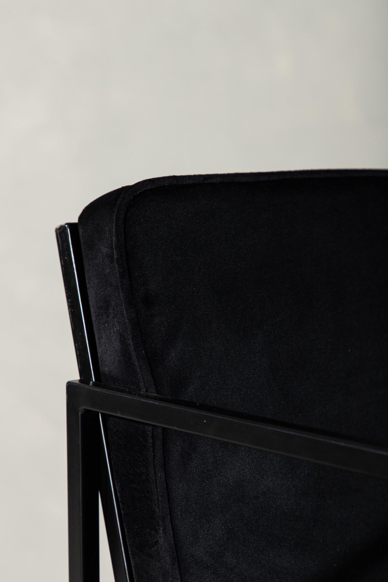 Richmond Stuhl von Venture Home: Eleganter Samtstuhl mit ergonomischer Form und stabiler Stahlstruktur für ein modernes Esszimmer.