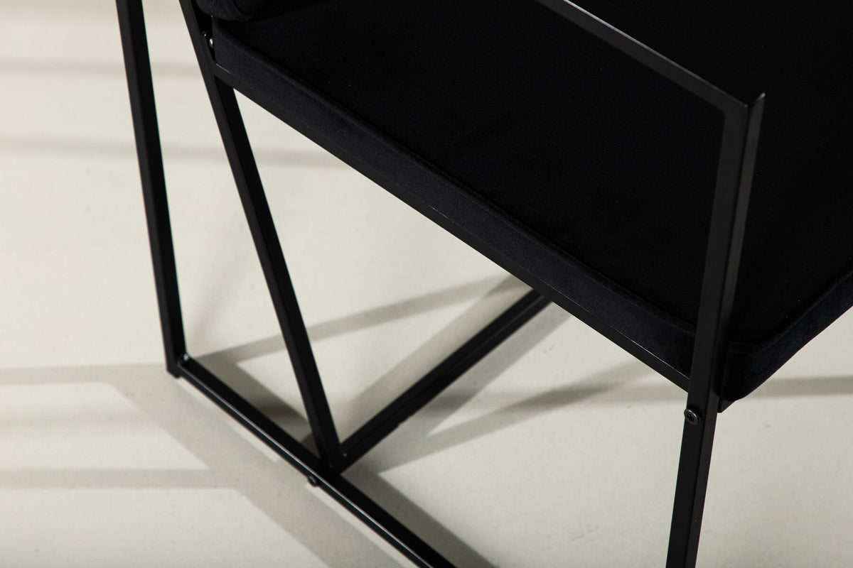 Richmond Stuhl in Schwarz präsentiert im Onlineshop von KAQTU Design AG. Stuhl mit Armlehne ist von Venture Home
