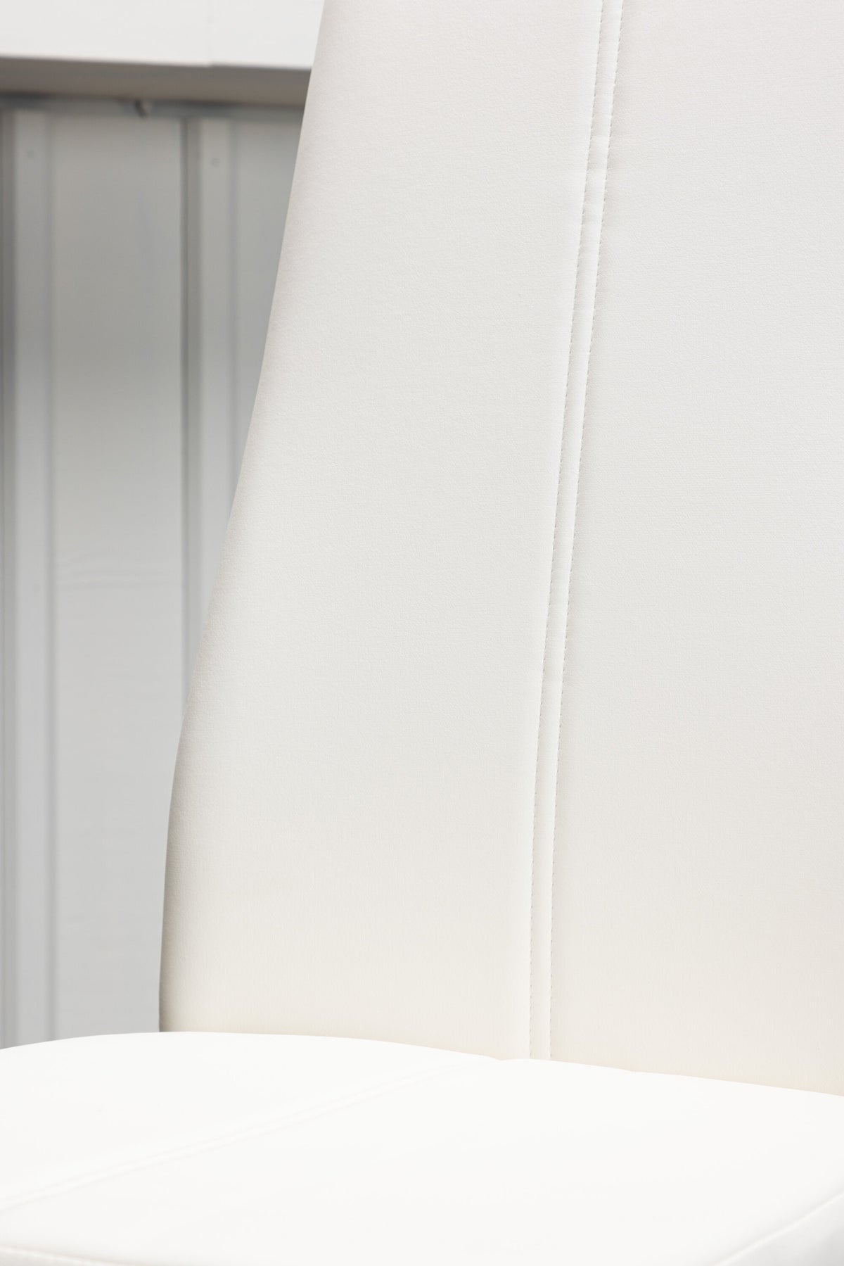 Pastill Stuhl in Weiss präsentiert im Onlineshop von KAQTU Design AG. Stuhl ist von Venture Home