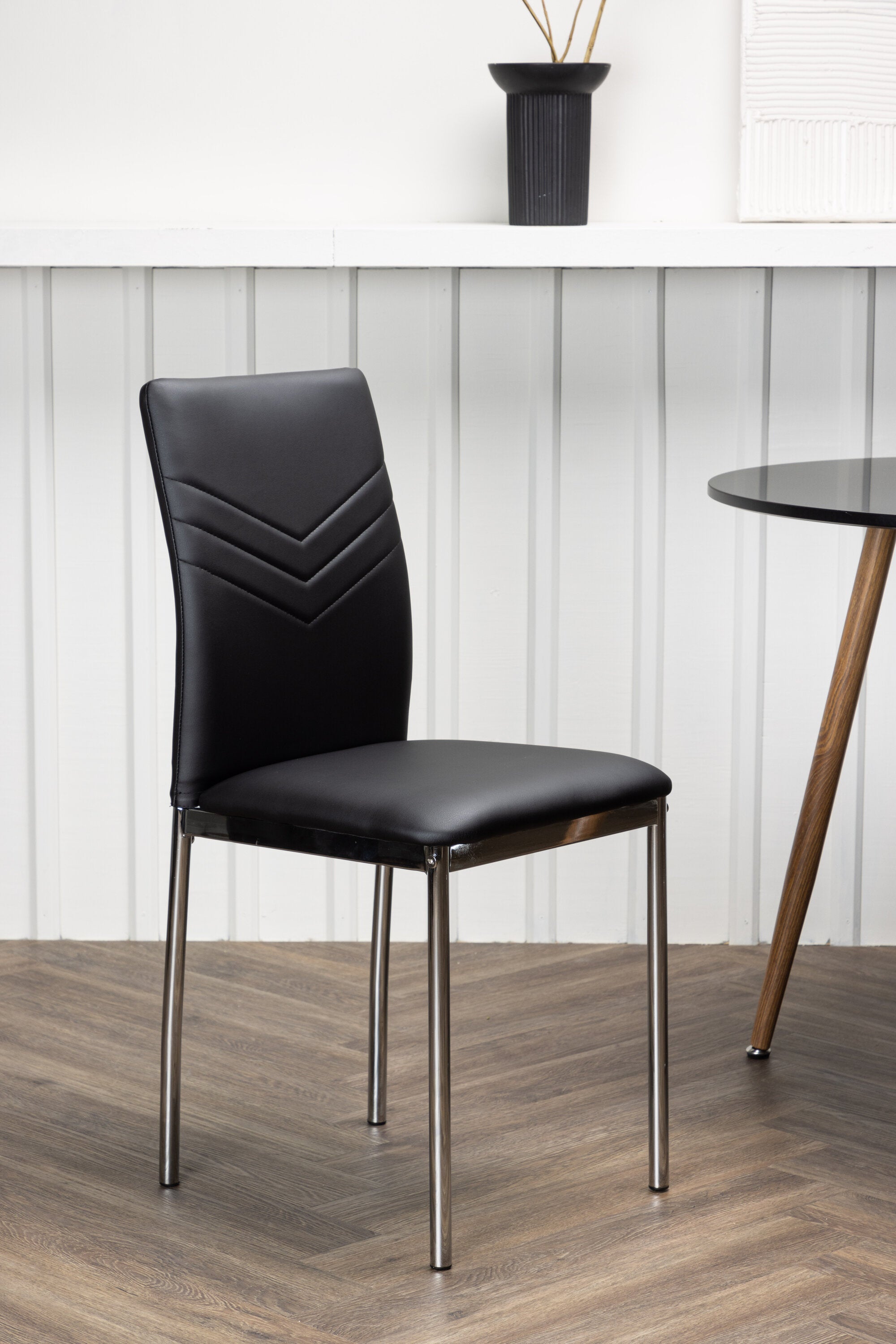 Lilienstuhl in Schwarz präsentiert im Onlineshop von KAQTU Design AG. Stuhl ist von Venture Home