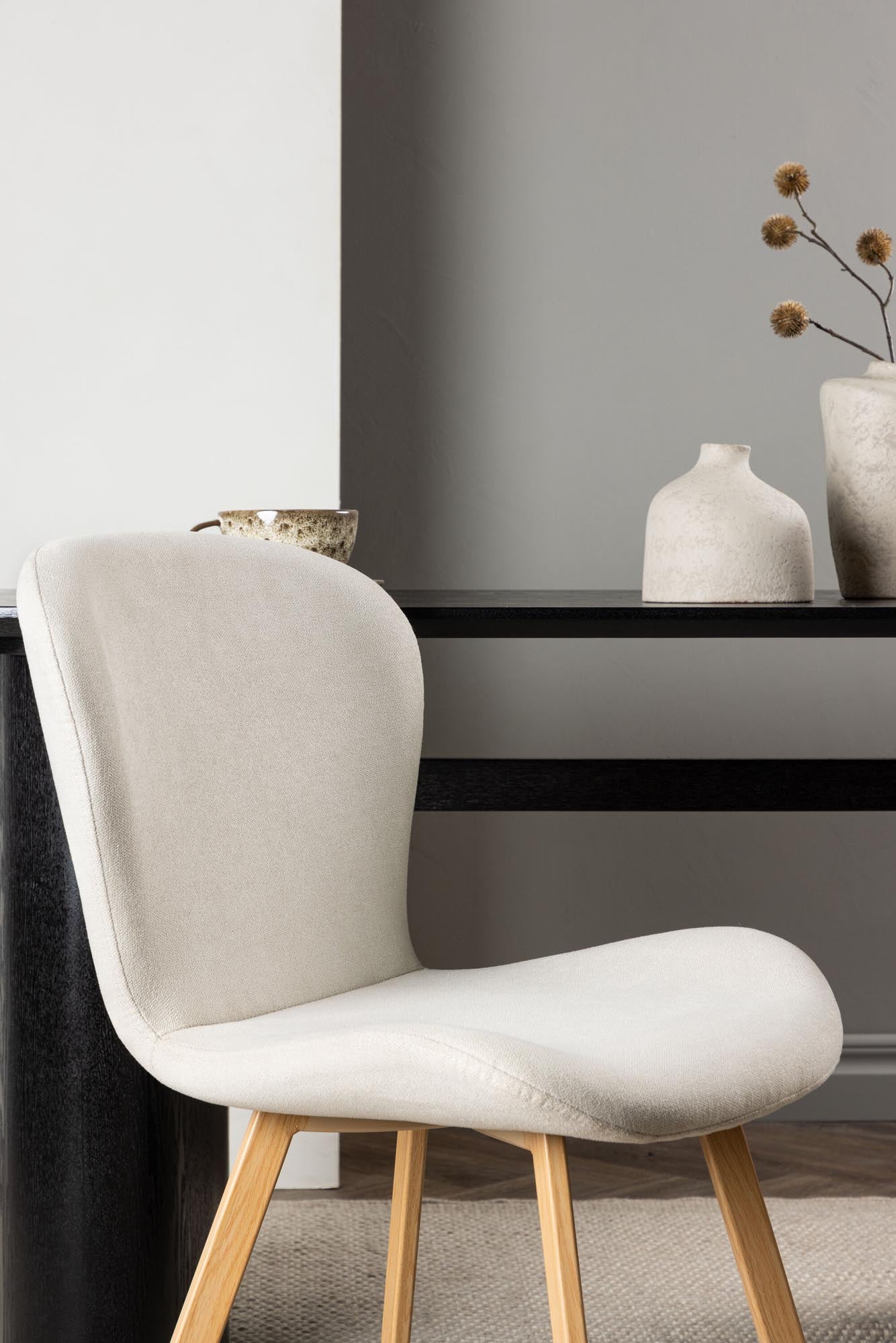 Lilja Esszimmerstuhl in Beige präsentiert im Onlineshop von KAQTU Design AG. Stuhl ist von Venture Home