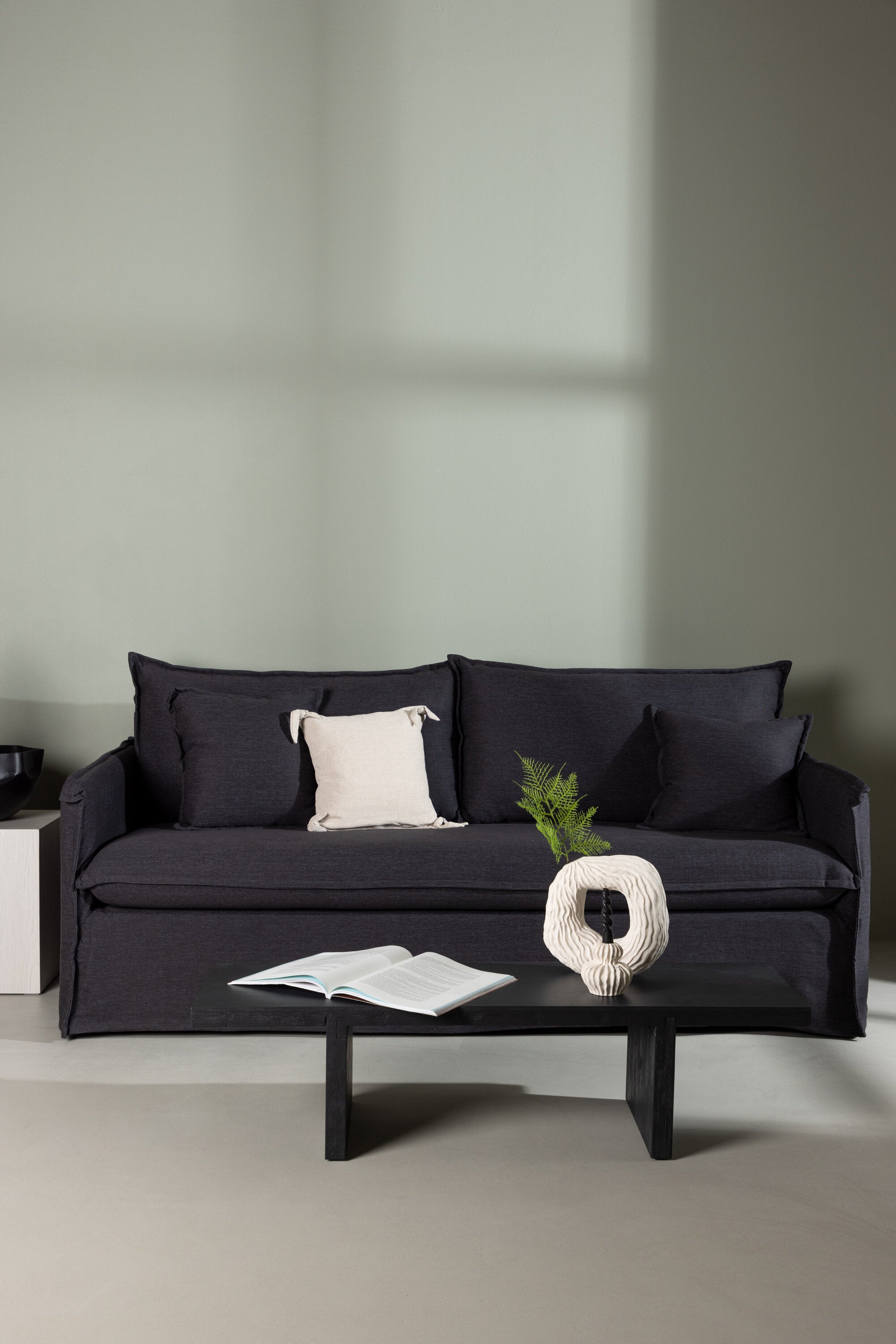 Nova 3 Sitzer Sofa in Schwarz präsentiert im Onlineshop von KAQTU Design AG. 3er Sofa ist von Venture Home