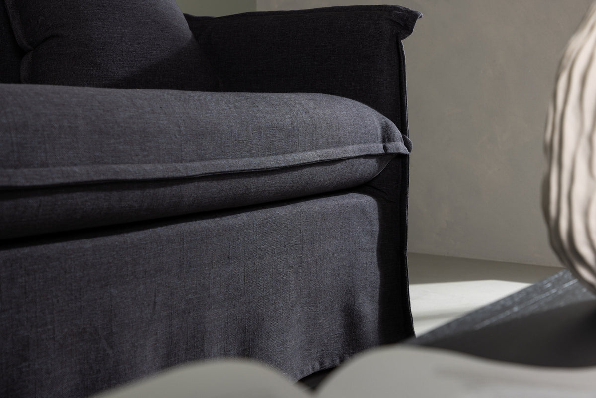 Nova 3 Sitzer Sofa in Schwarz präsentiert im Onlineshop von KAQTU Design AG. 3er Sofa ist von Venture Home