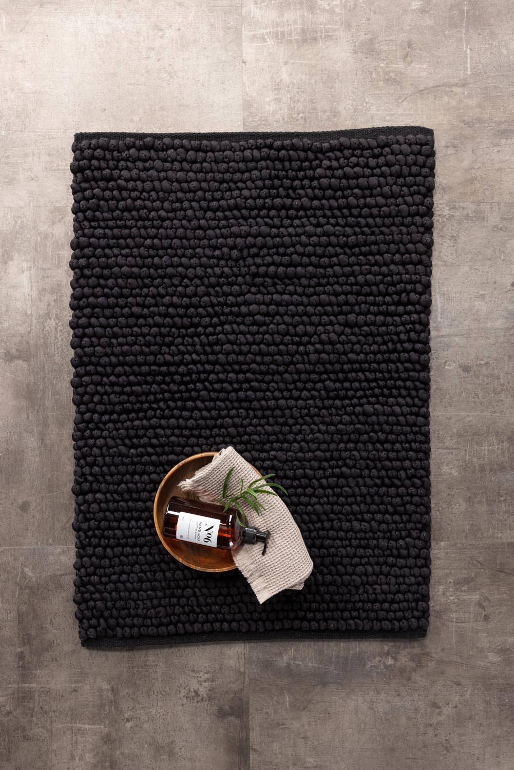 Wilmer Teppich in Schwarz präsentiert im Onlineshop von KAQTU Design AG. Teppich ist von Venture Home