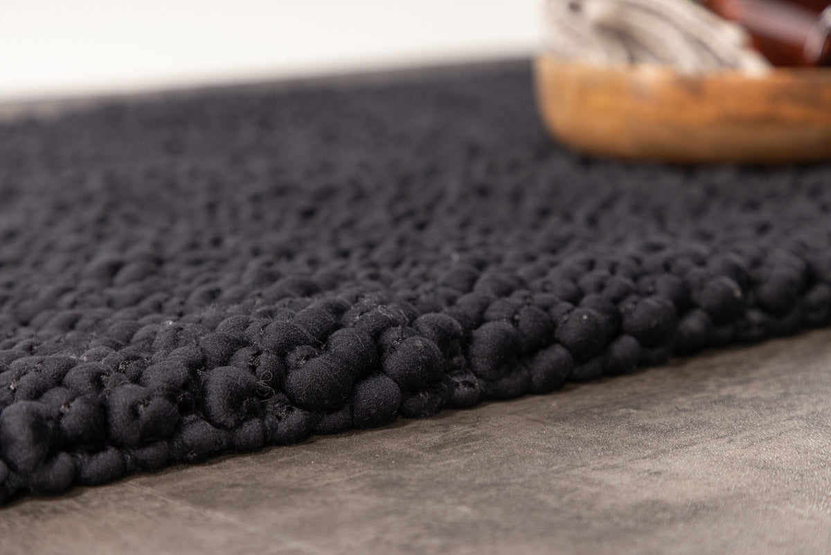 Wilmer Teppich in Schwarz präsentiert im Onlineshop von KAQTU Design AG. Teppich ist von Venture Home