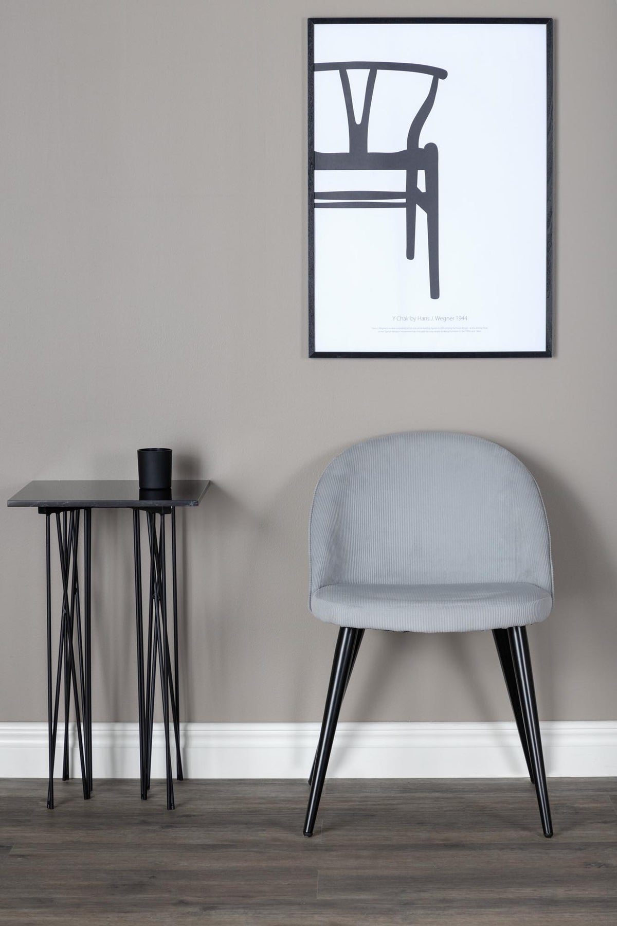Velvet Matstol Manchester Stuhl in Hellgrau / Schwarz präsentiert im Onlineshop von KAQTU Design AG. Schalenstuhl ist von Venture Home