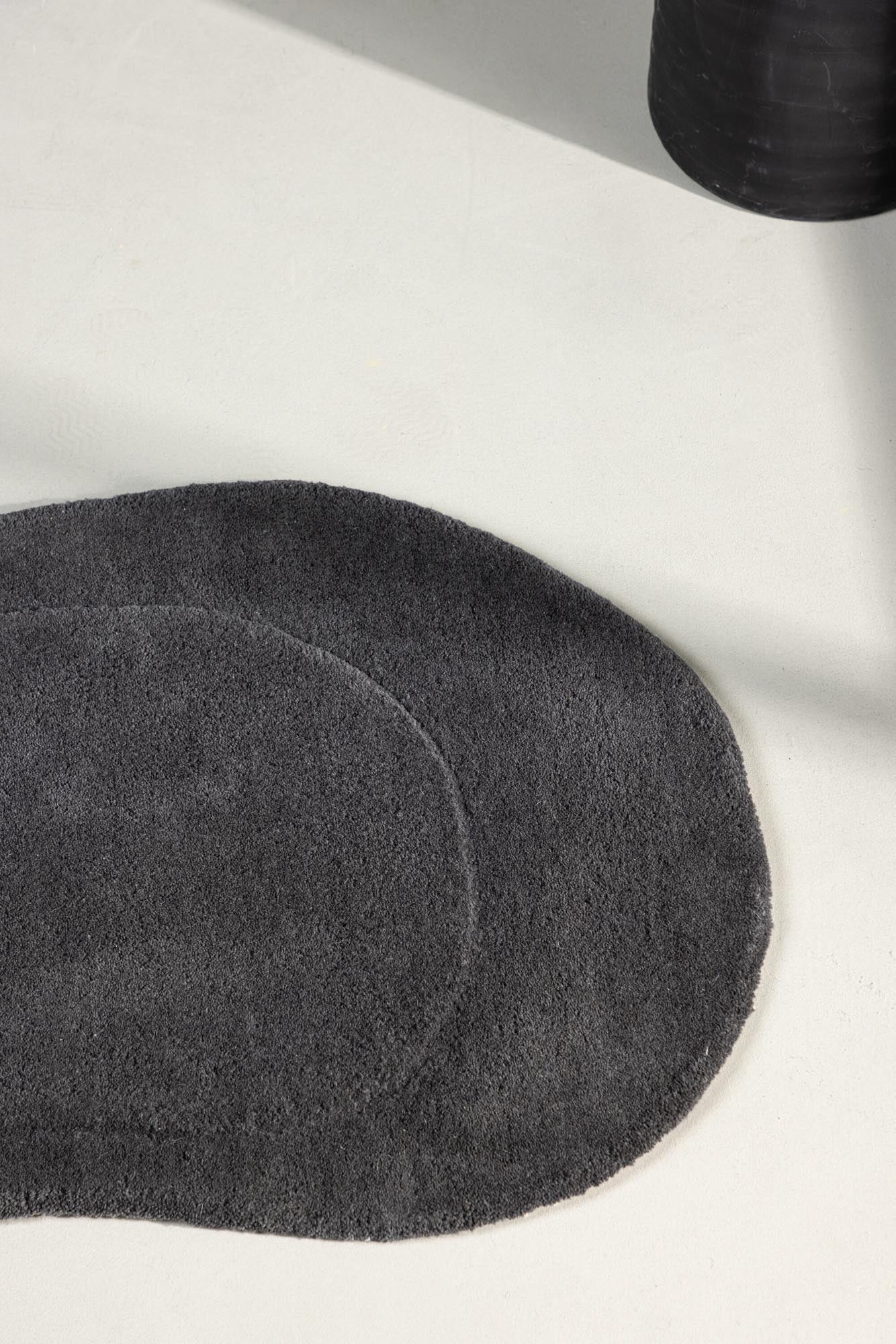 Entdecken Sie den eleganten Sten Teppich von Venture Home: handgefertigt aus hochwertiger Wolle, ideal für Eingangsbereiche, schmutzabweisend und pflegeleicht.