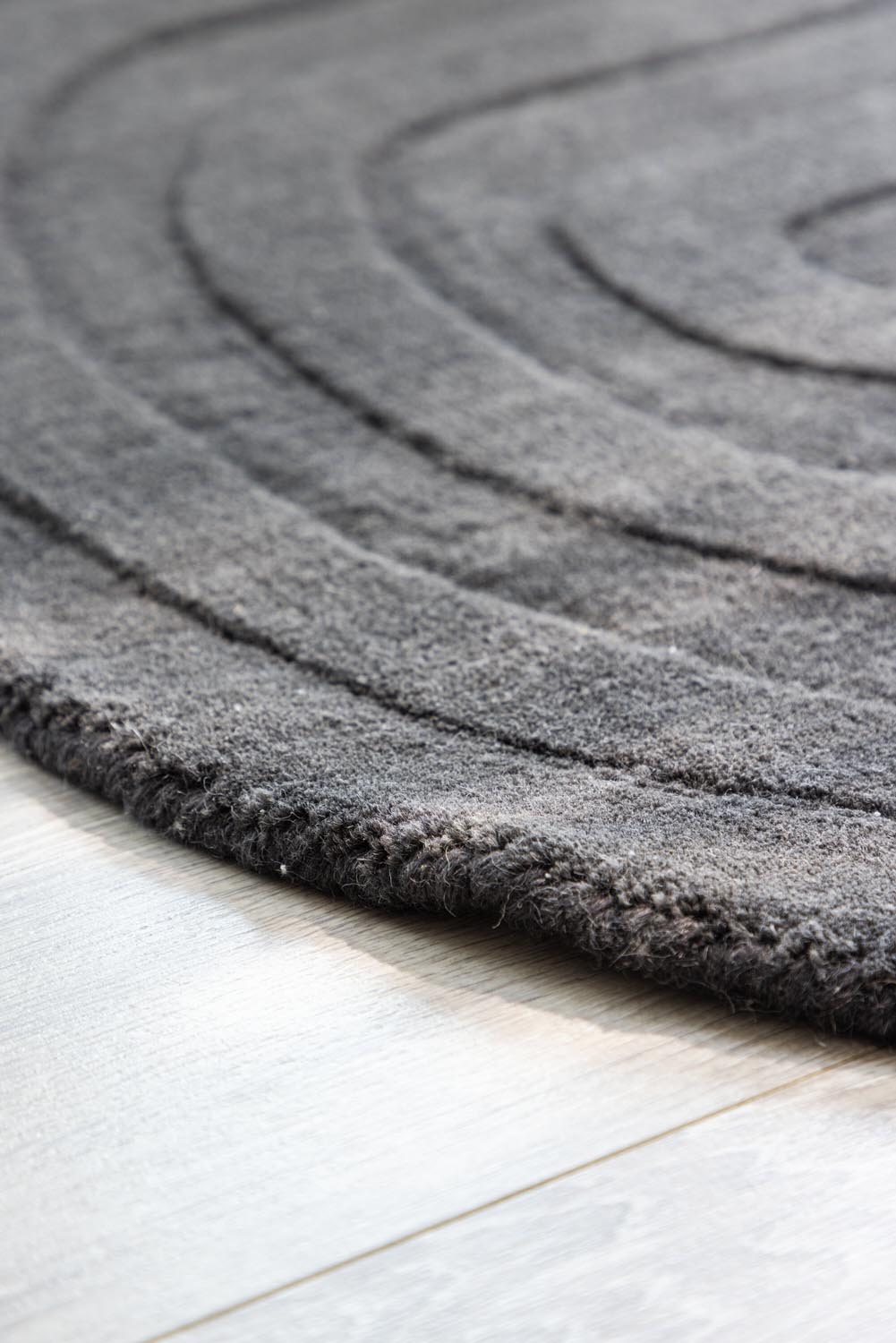 Nora Teppich in Kohle präsentiert im Onlineshop von KAQTU Design AG. Türmatte ist von Venture Home