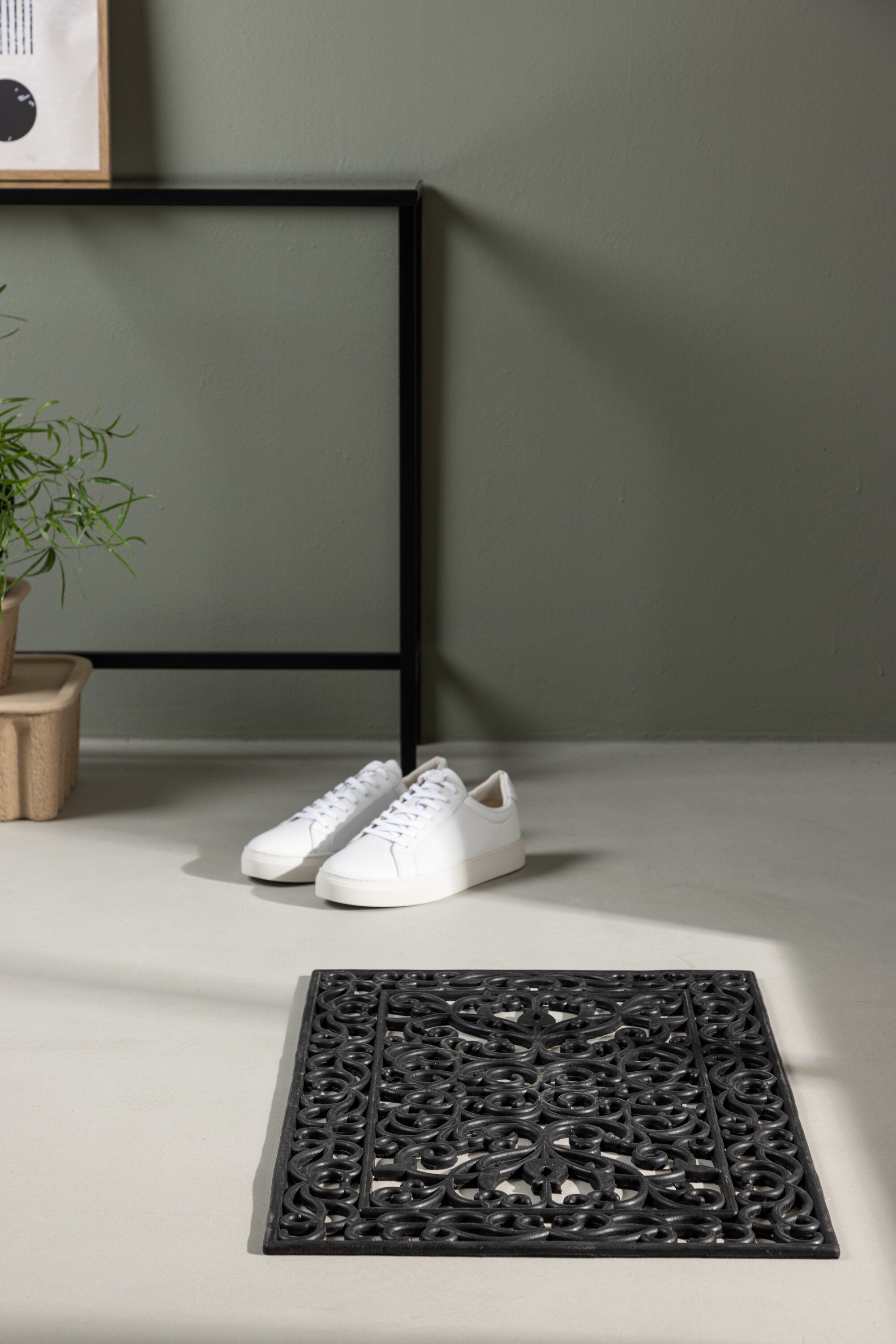 Matten Teppich in Schwarz präsentiert im Onlineshop von KAQTU Design AG. Türmatte ist von Venture Home