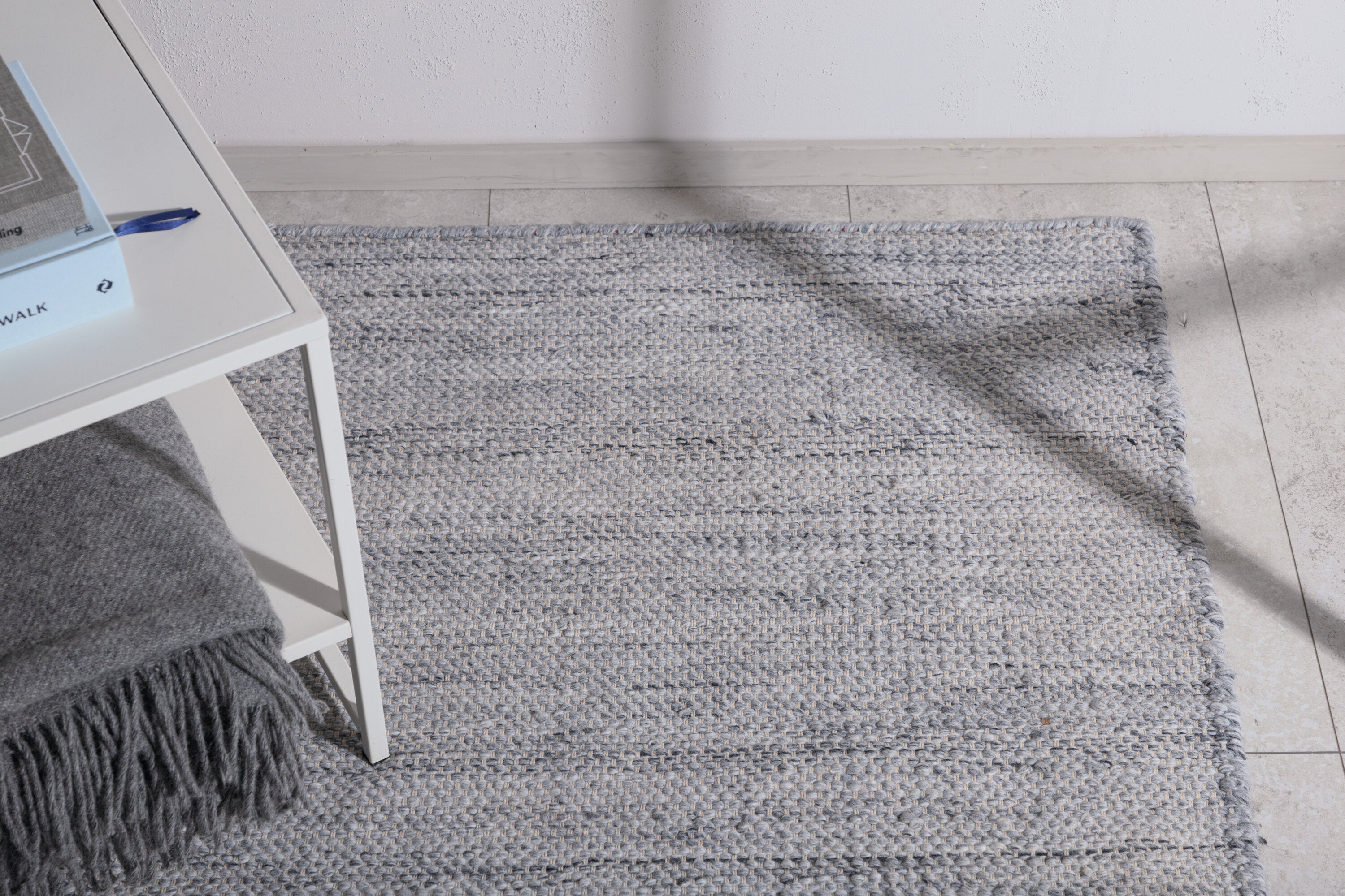 Devi Teppich in Silber präsentiert im Onlineshop von KAQTU Design AG. Teppich ist von Venture Home