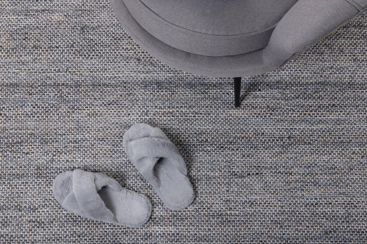 Devi Teppich in Grau präsentiert im Onlineshop von KAQTU Design AG. Teppich ist von Venture Home