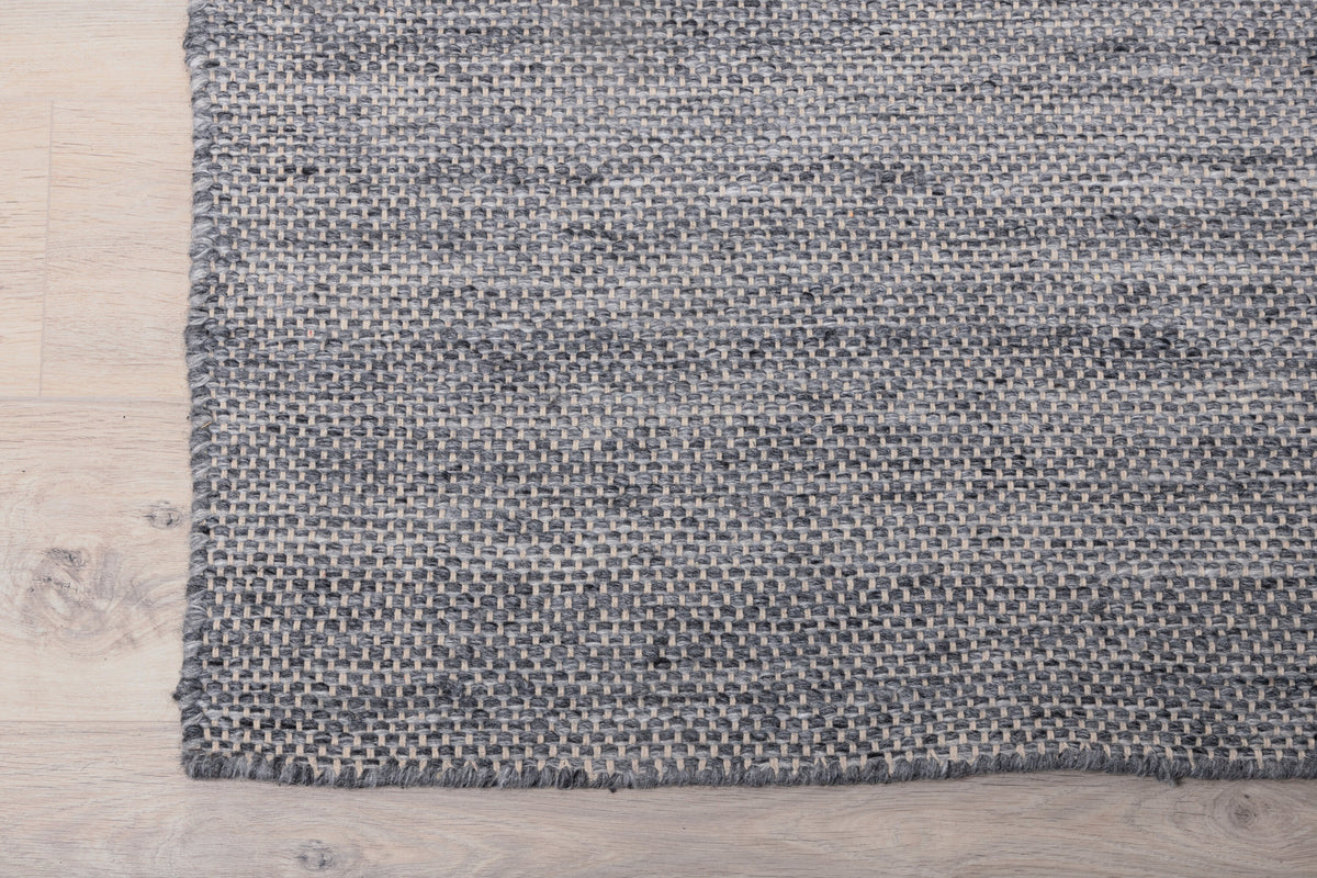 Devi Teppich in Grau präsentiert im Onlineshop von KAQTU Design AG. Teppich ist von Venture Home