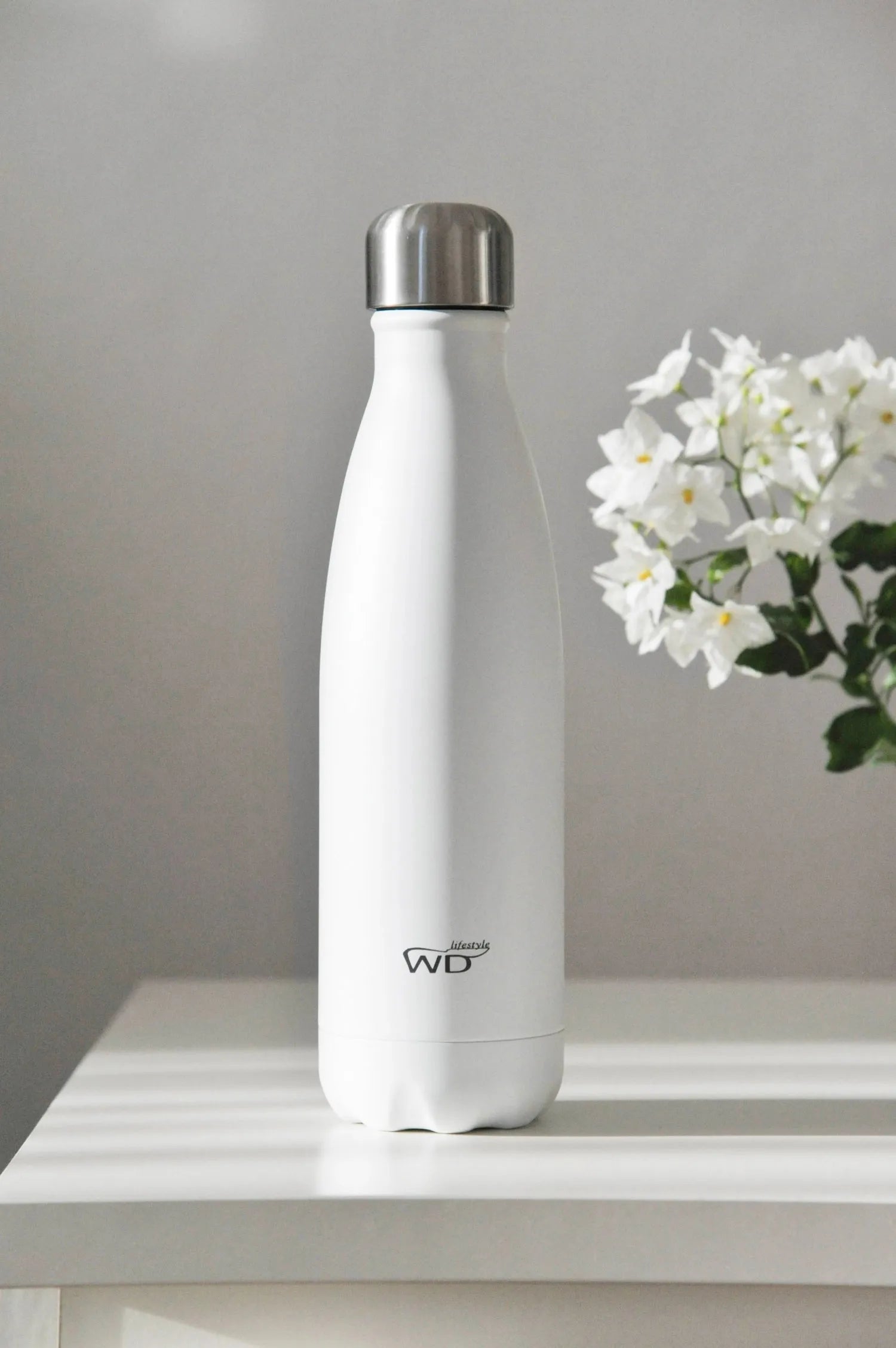 Elegante 500ml Isolierflasche von Easy Life für heiße und kalte Getränke.