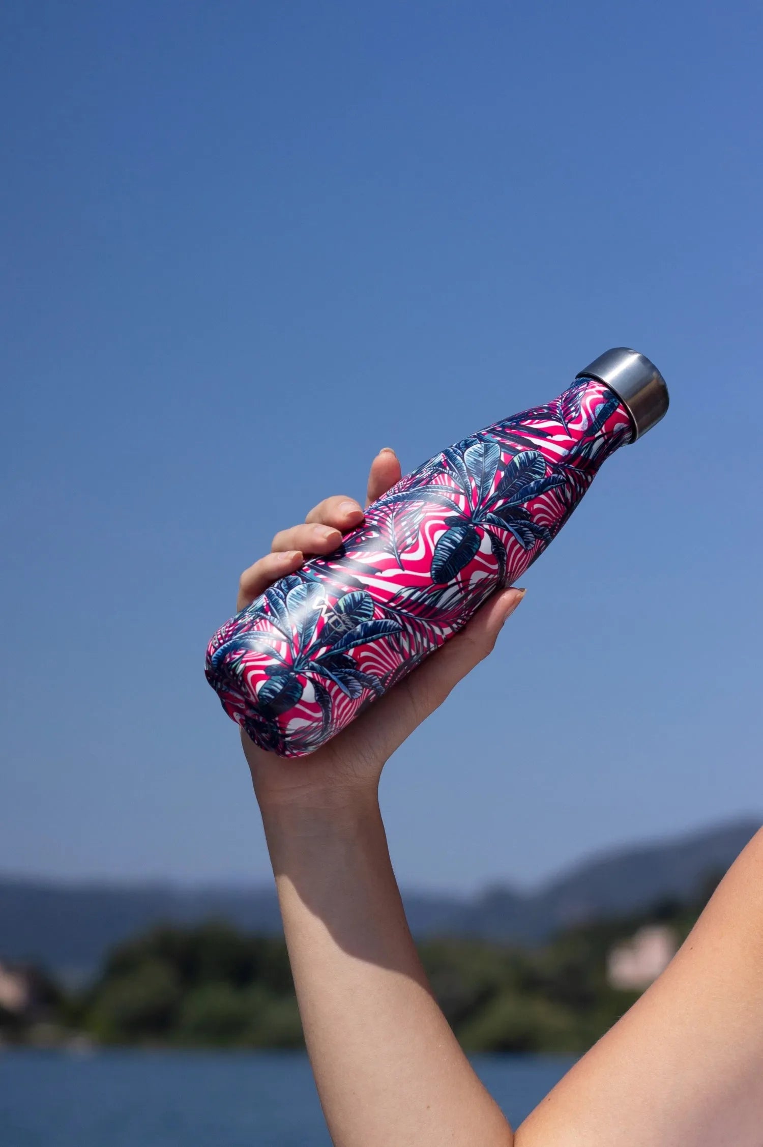 500ml Isolierflasche mit Blätterdesign, hält Getränke lange warm.