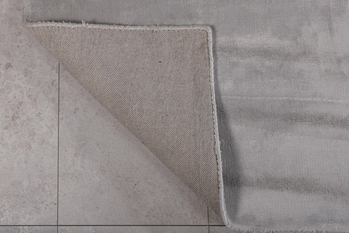 Indra Teppich in Silber präsentiert im Onlineshop von KAQTU Design AG. Teppich ist von Venture Home